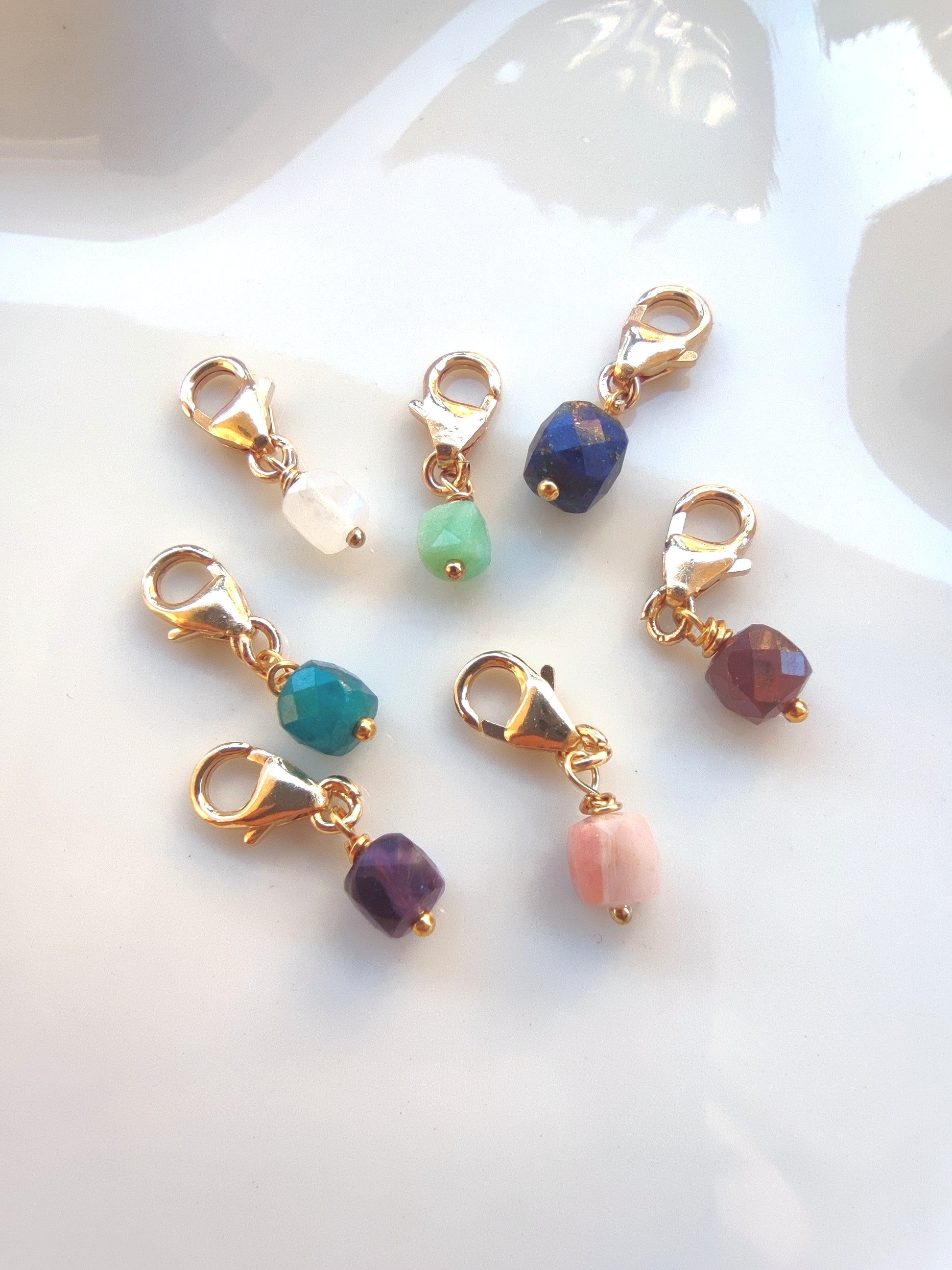Ô Plum breloque cube lapis lazuli plaqué or pendentif