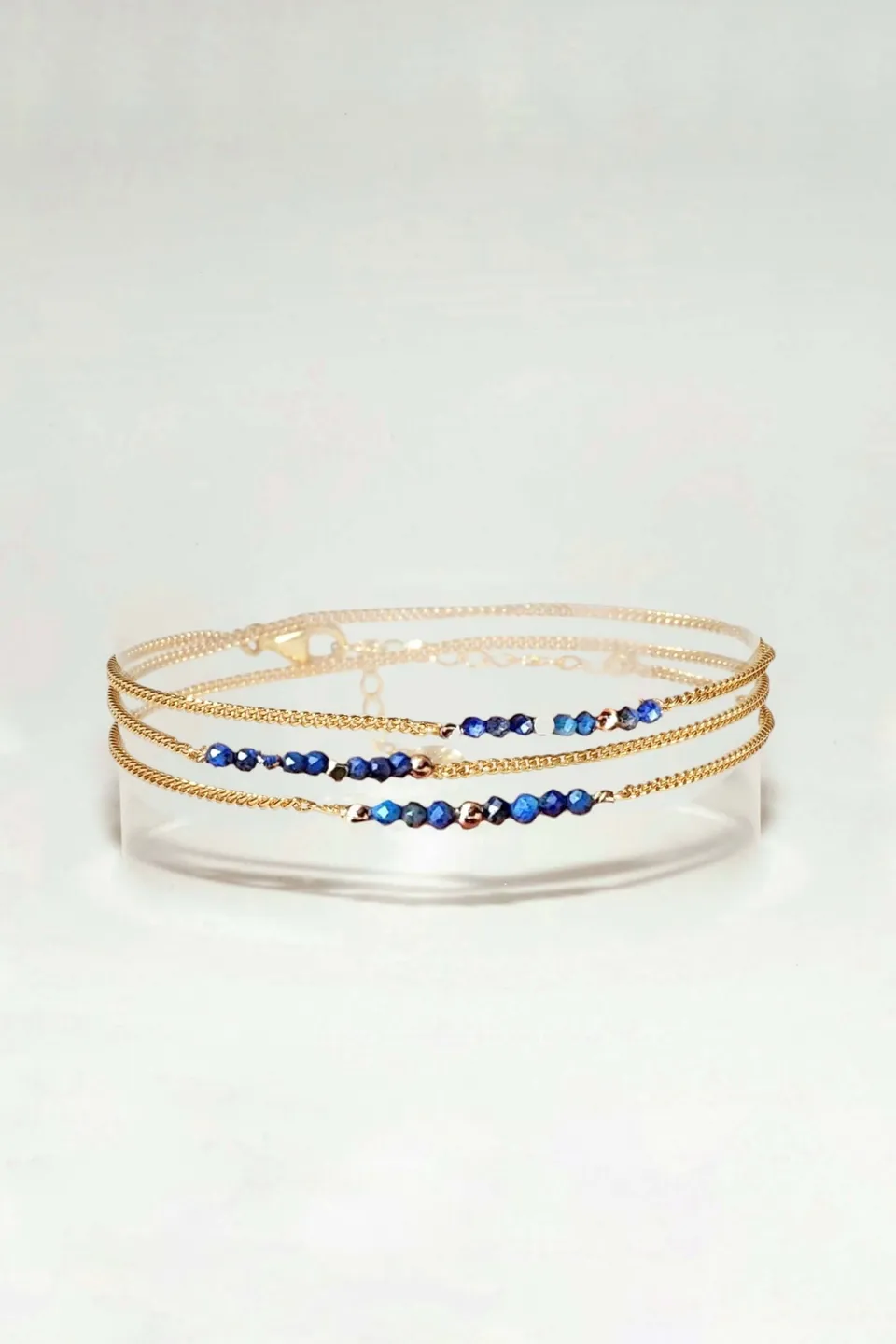 Ô Plum Gaïa bracelet triple lapis-lazuli plaqué or