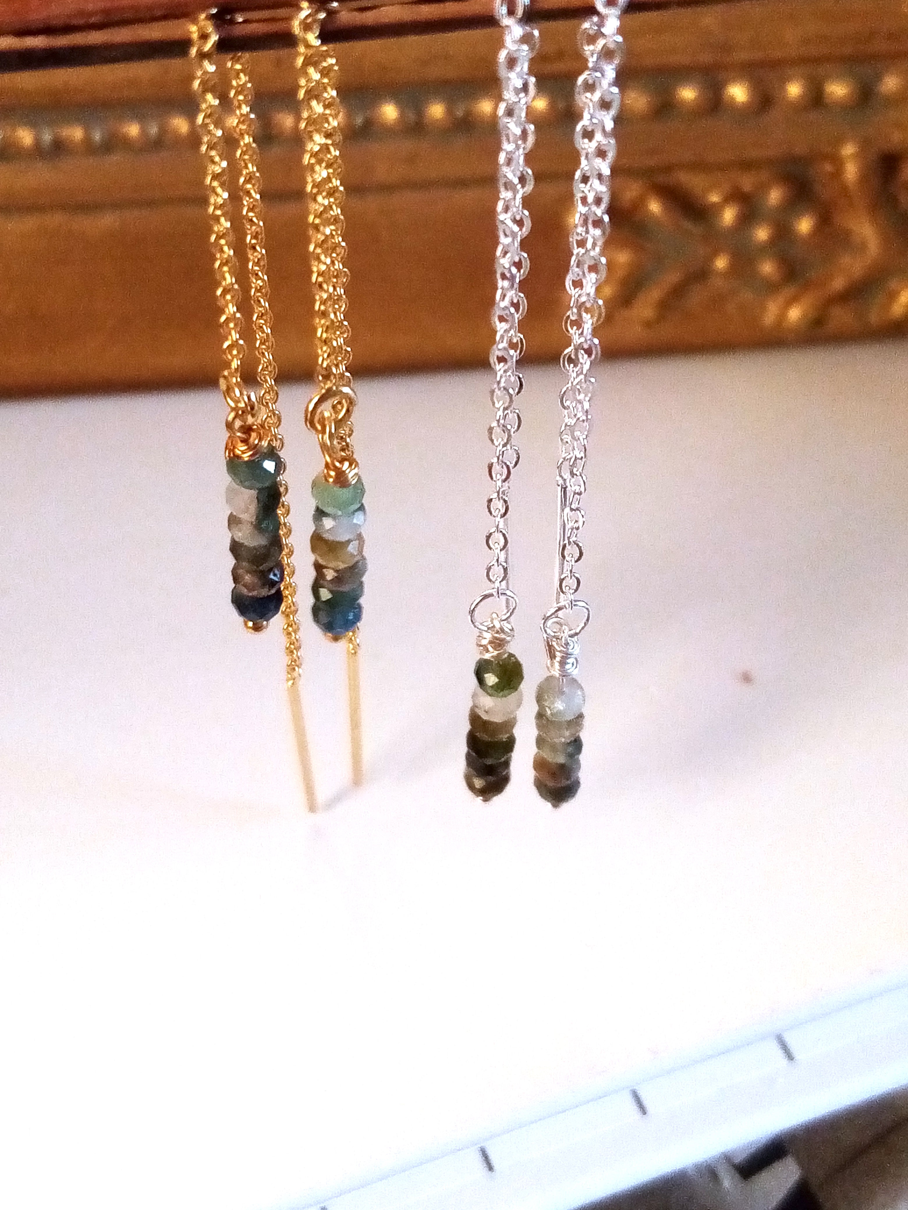 Ô PLUM Luna Tourmaline Verte boucles d'oreilles plaqué or 9 cm
