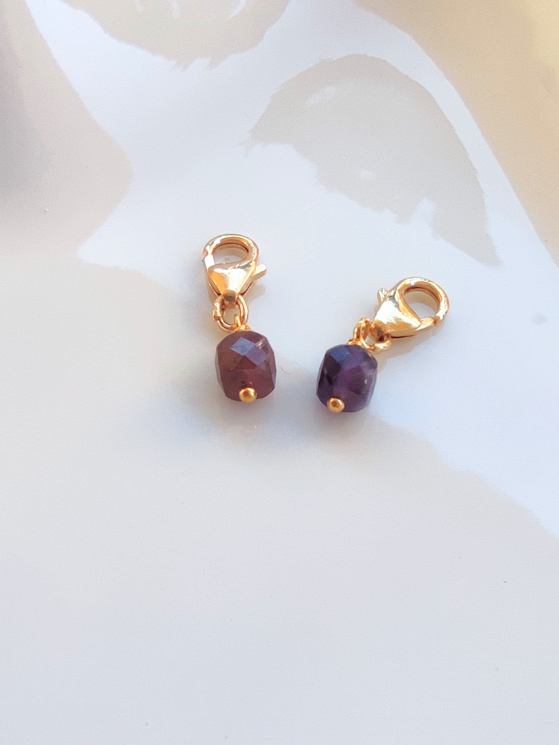 Ô PLUM Cube Améthyste breloque plaqué or violette
