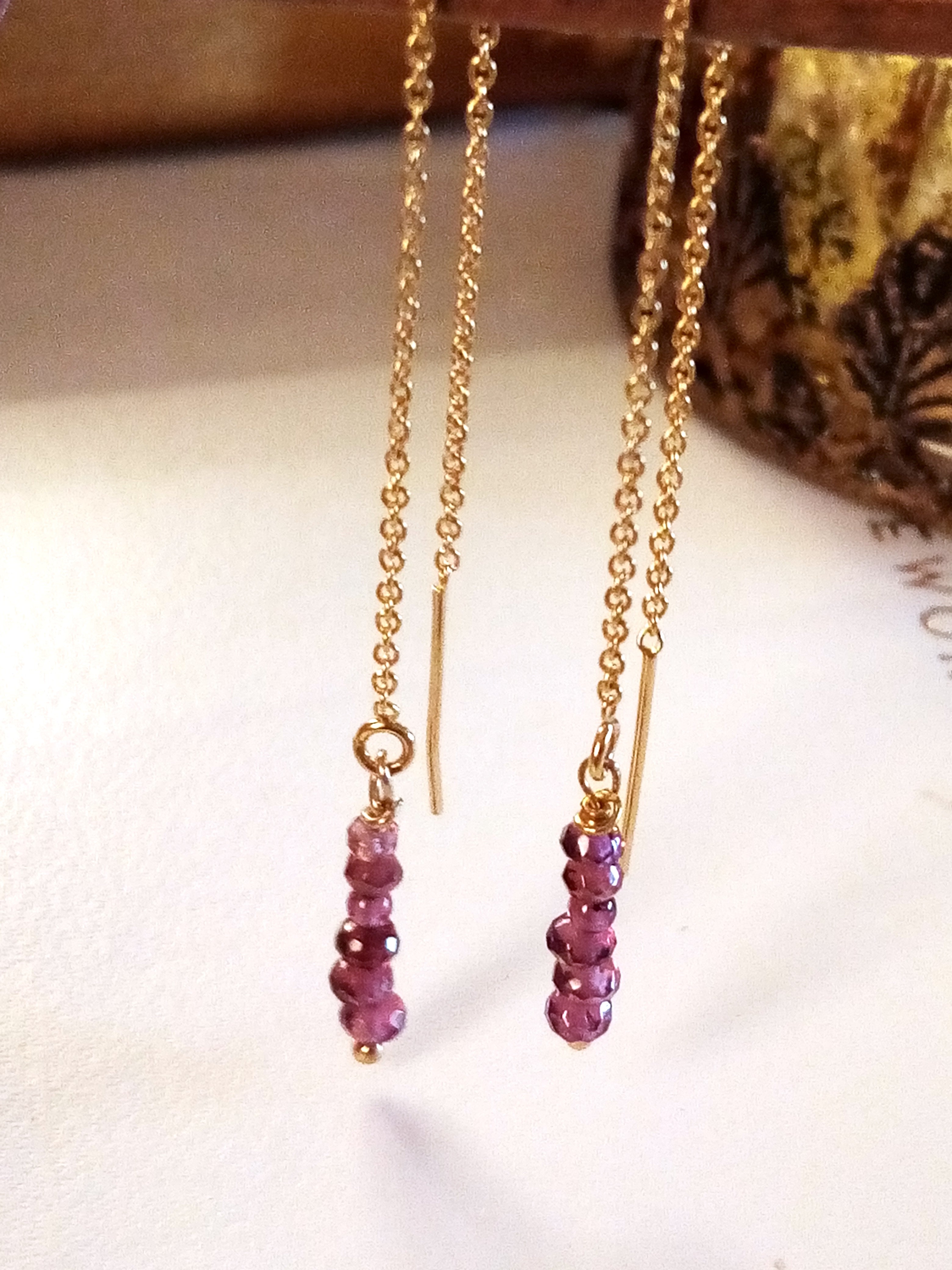Ô PLUM Luna boucles d'oreilles grenat plaqué or 9 cm