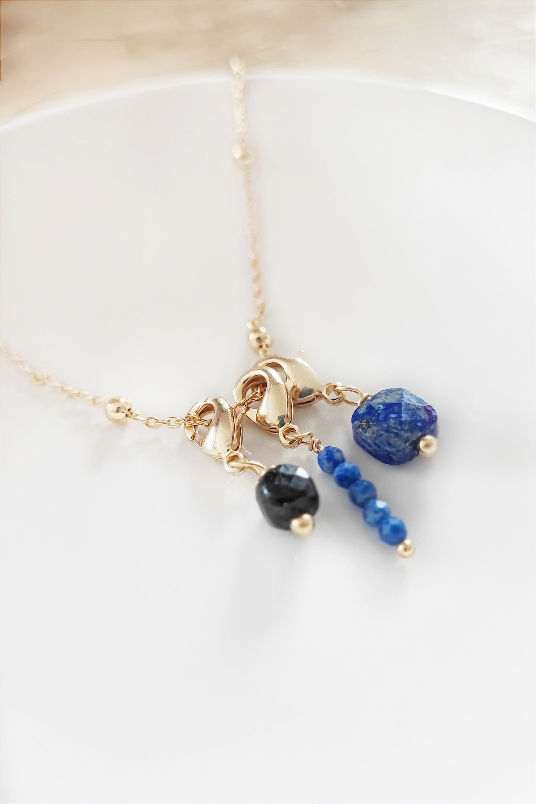 Ô PLUM Tige Lapis Lazuli breloque plaqué or 2,8 cm