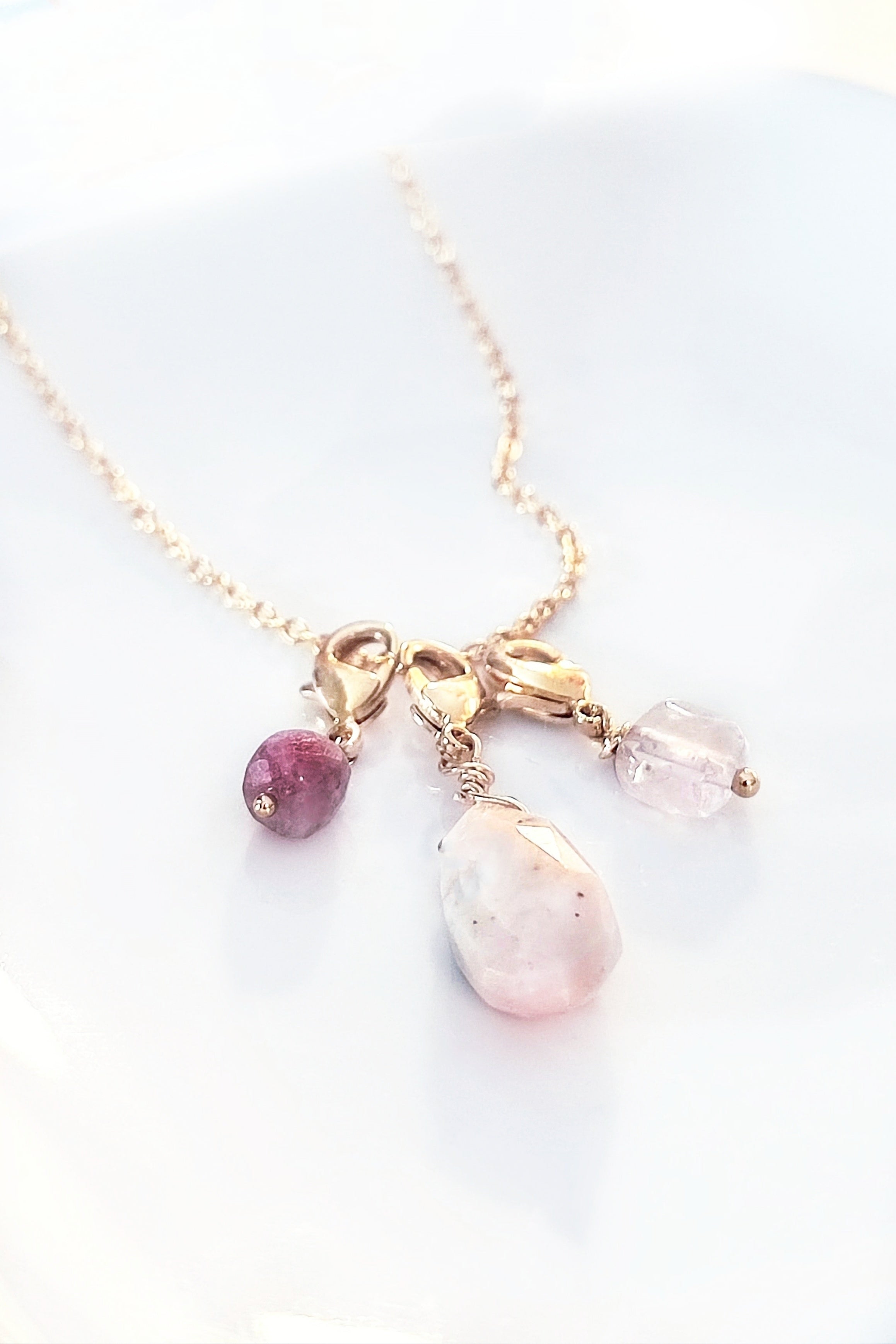 Ô PLUM Petit Quartz rose breloque charm plaqué or 2 cm