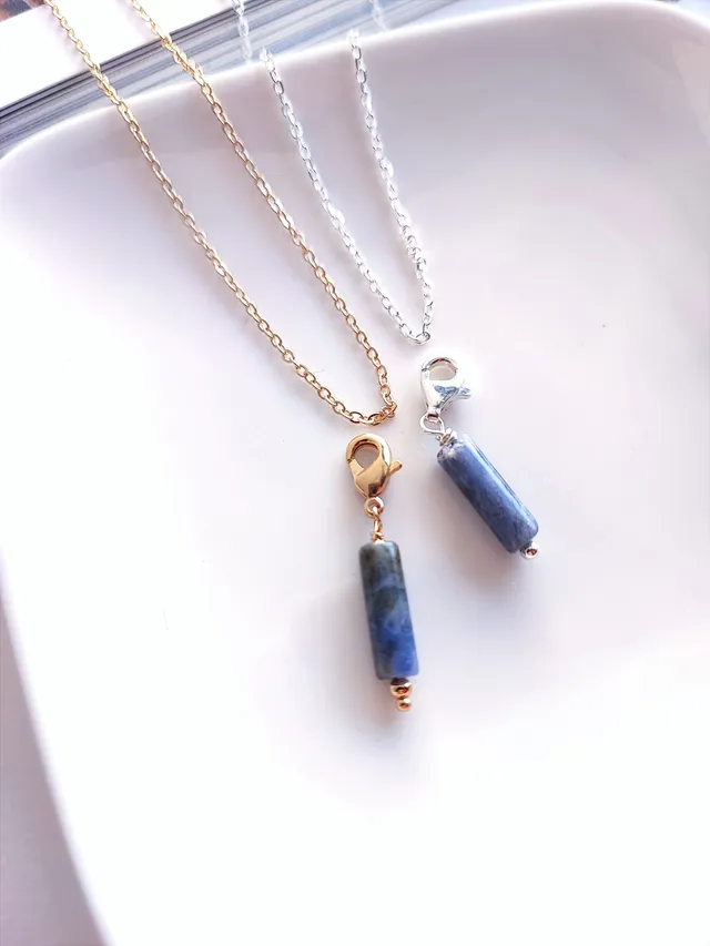 Ô PLUM Breloque tube sodalite plaqué or 2,8 cm