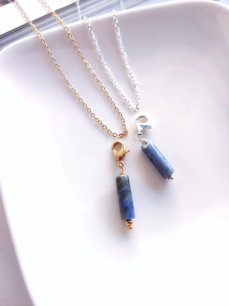 Ô PLUM Breloque tube sodalite plaqué or 2,8 cm