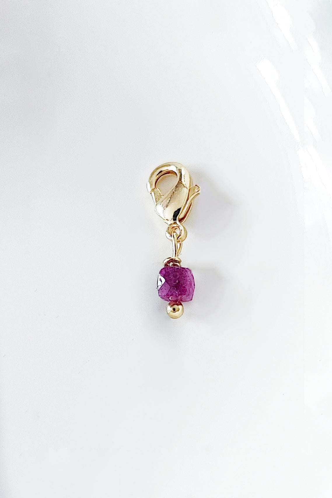 Ô PLUM Rubis d'Inde breloque cube plaqué or pierre