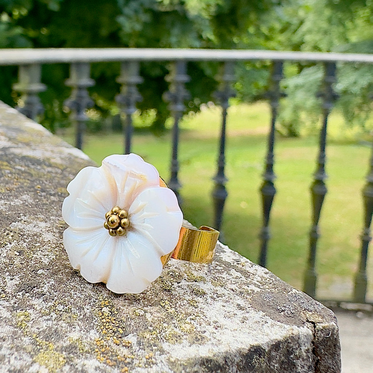 Mad So Creation Mina bague fleur nacre ajustable acier
