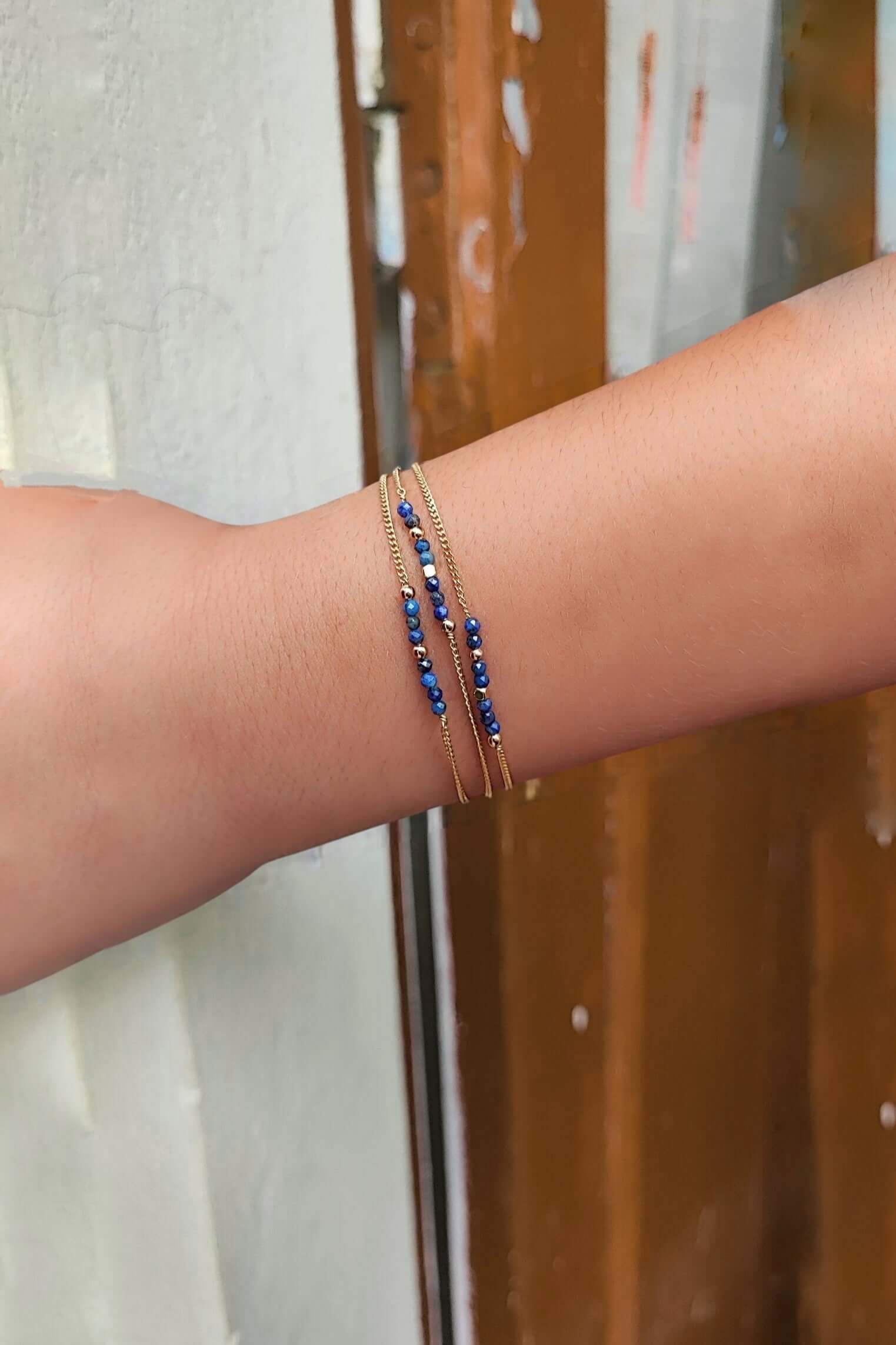 Ô Plum Gaïa bracelet triple lapis-lazuli plaqué or
