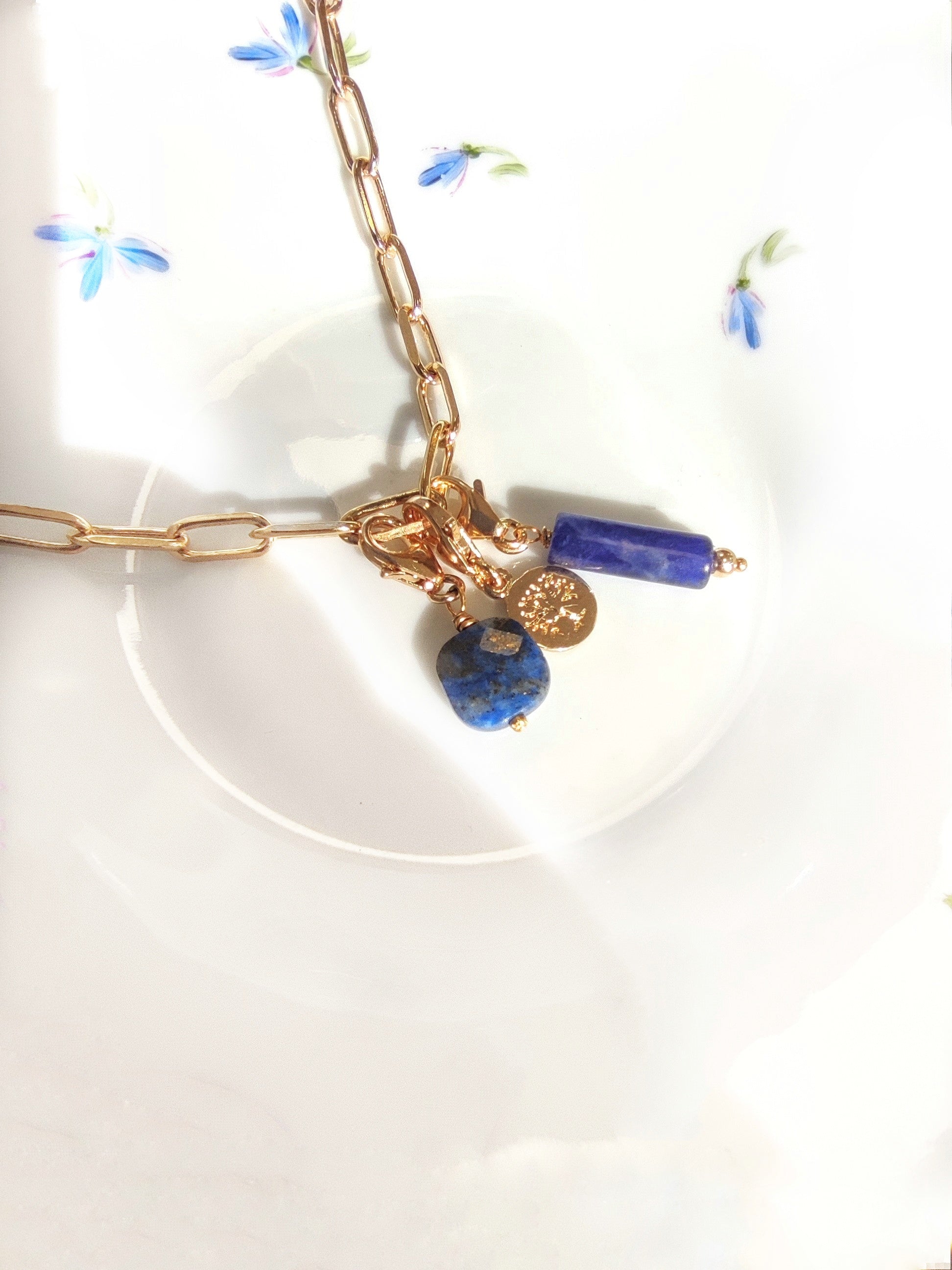 Ô PLUM Breloque petit lapis lazuli pendentif plaqué or 2 cm