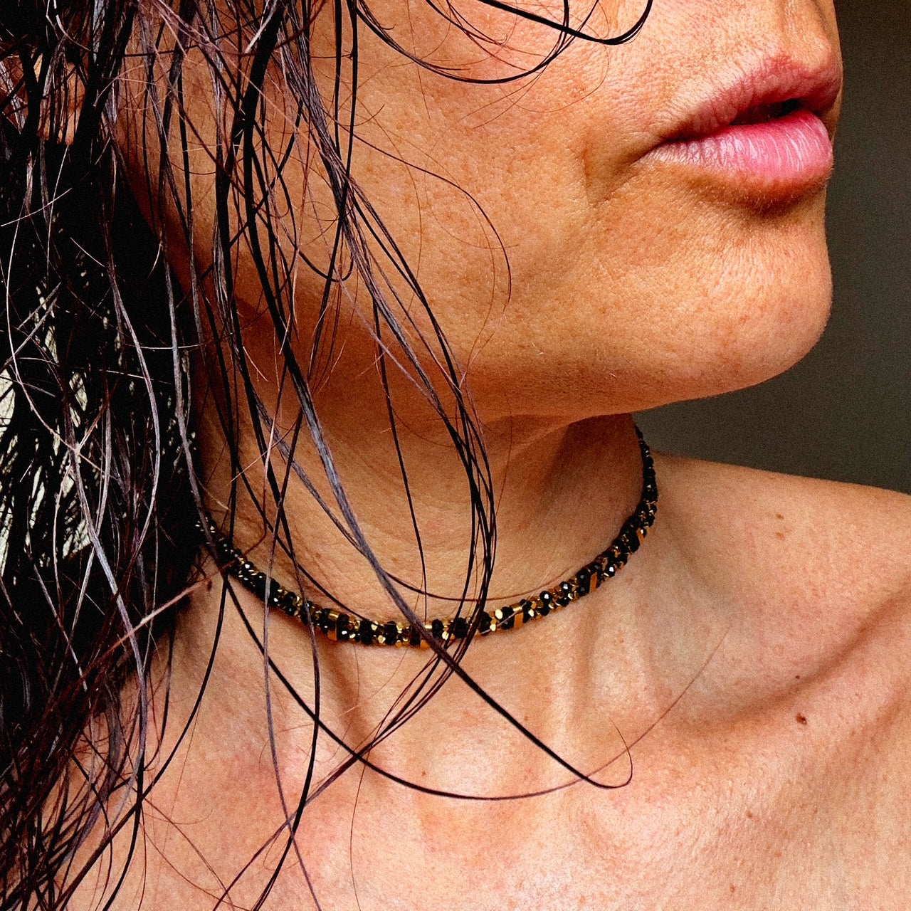 MAD SO CREATION Arya choker spinelle noir doré 32,5 cm