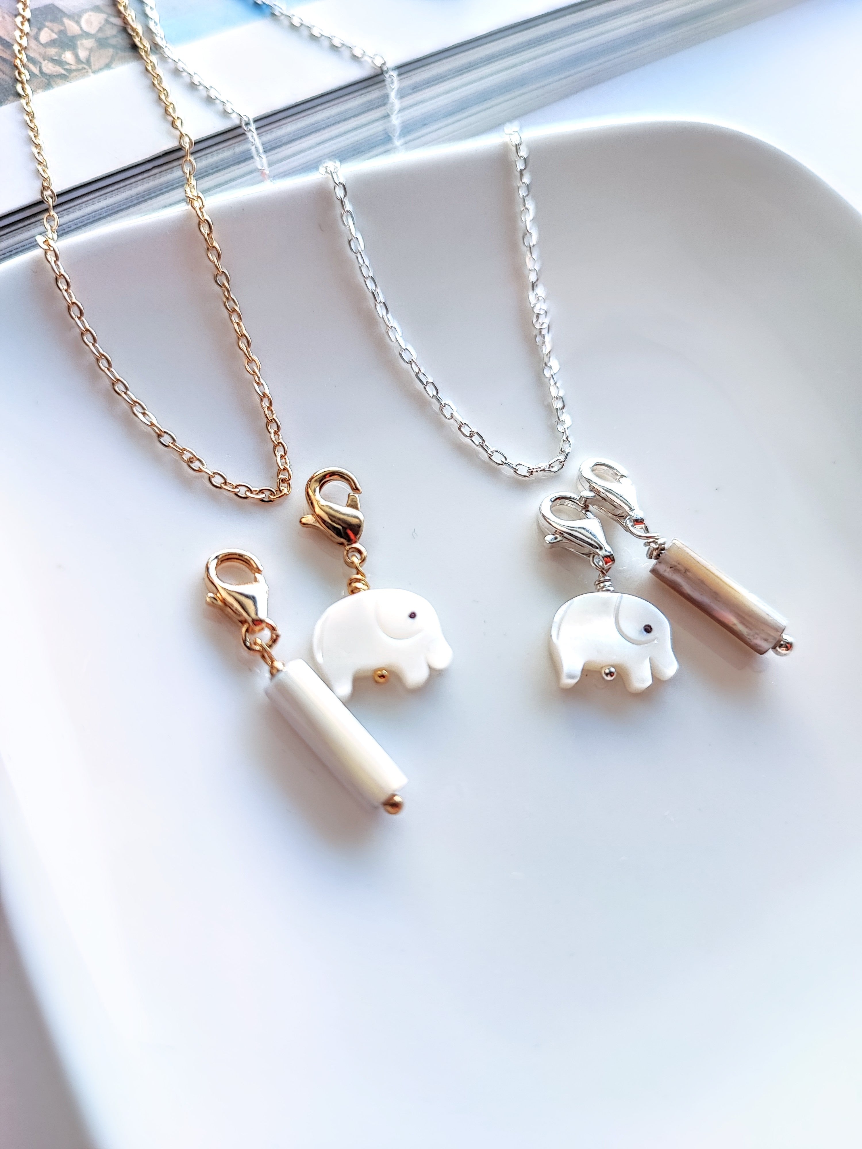 Ô PLUM Breloque tube nacre beige pendentif plaqué or 2,8 cm