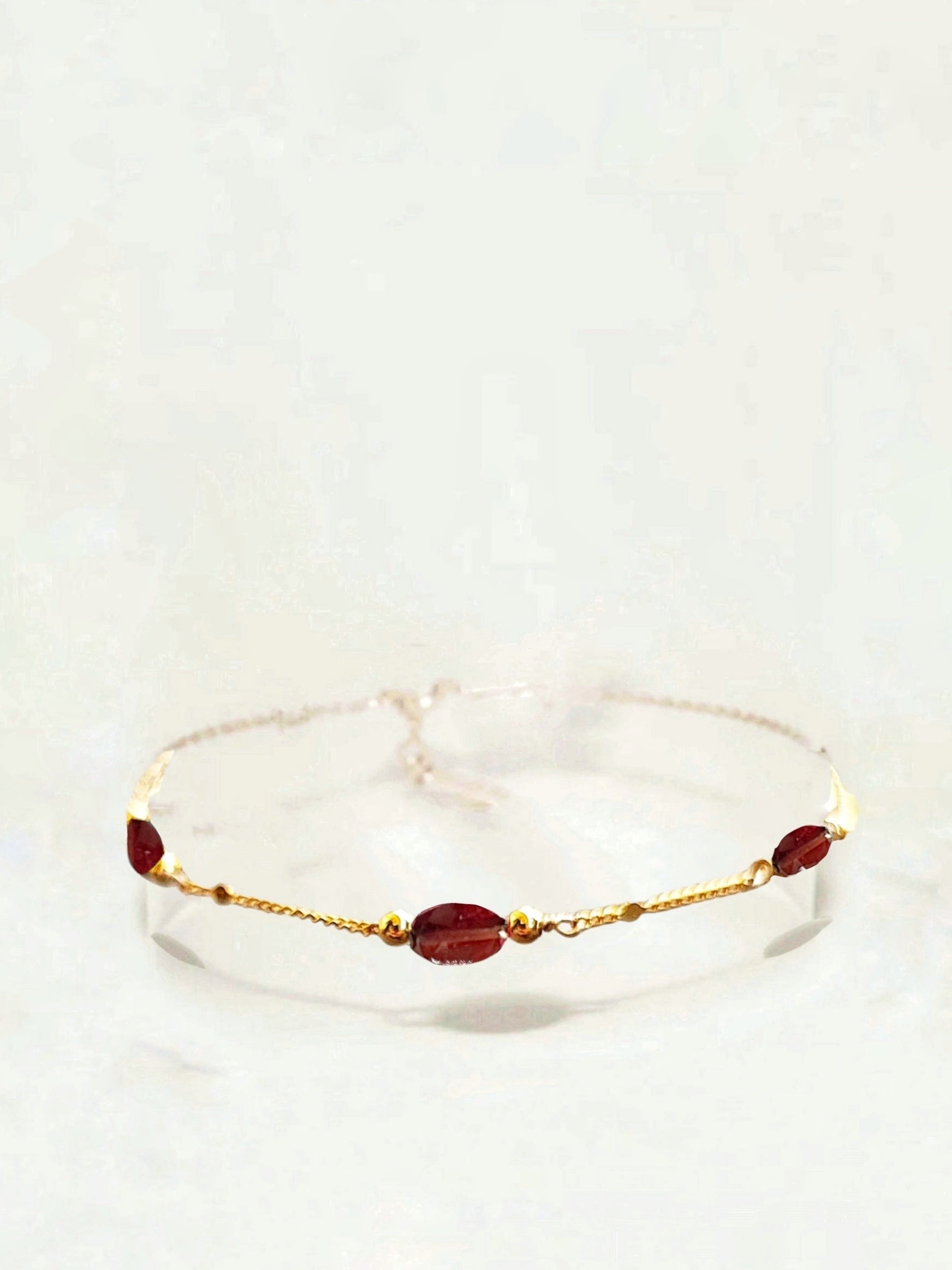 Ô PLUM Bracelet Trois Grenats chaîne 15/18 cm plaqué or