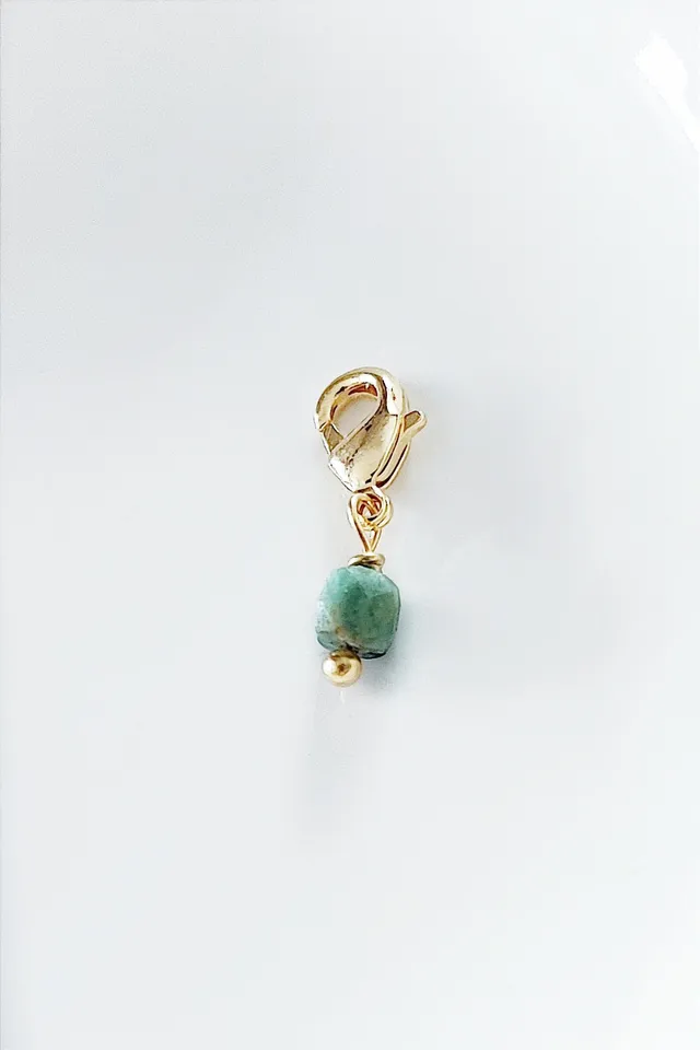 Ô Plum breloque tourmaline verte cube plaqué or