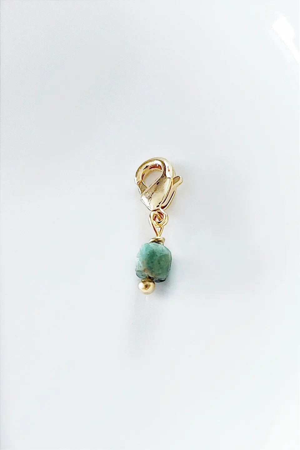 Ô Plum breloque tourmaline verte cube plaqué or