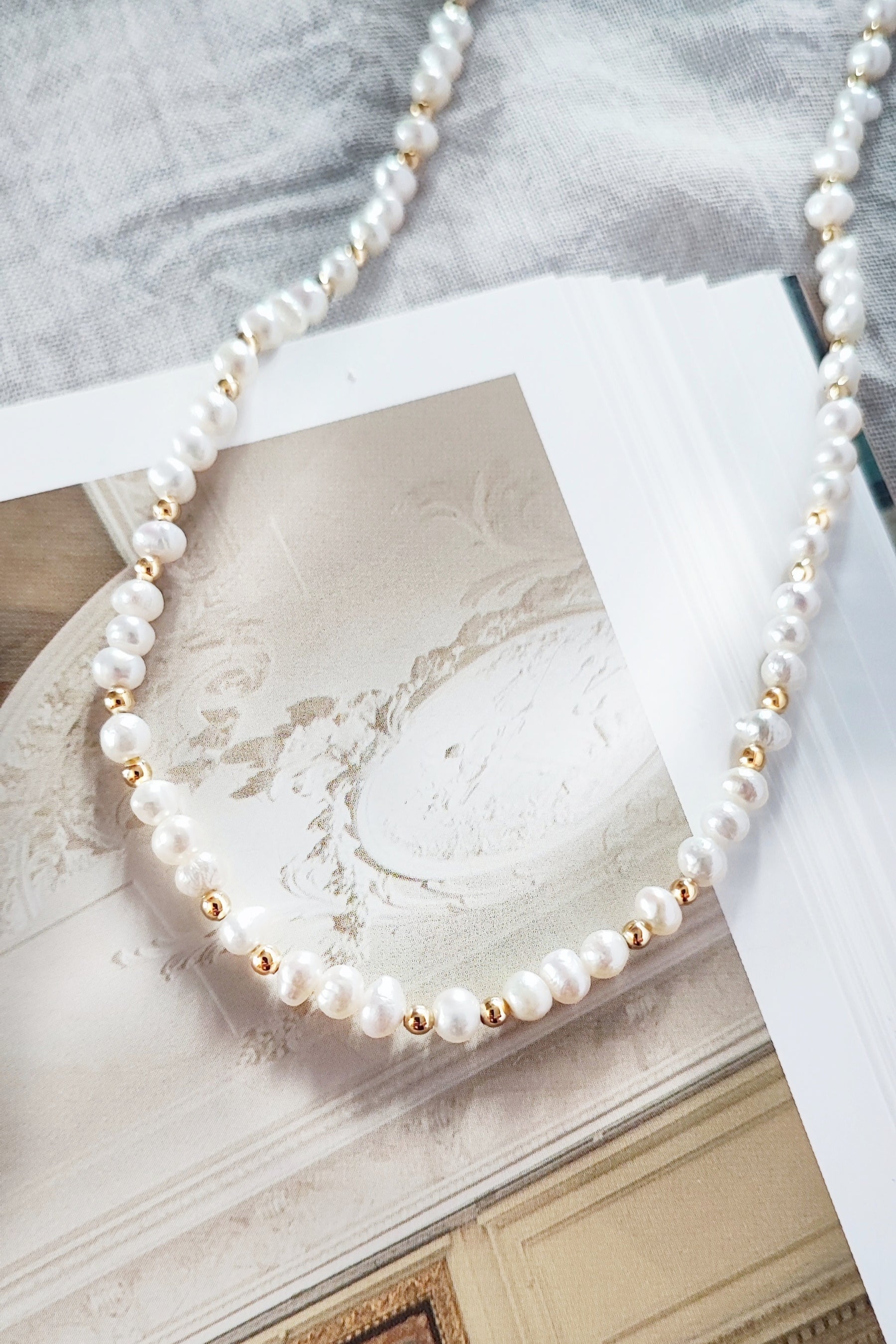 Ô PLUM Luz collier perles eau douce plaqué or 42 cm