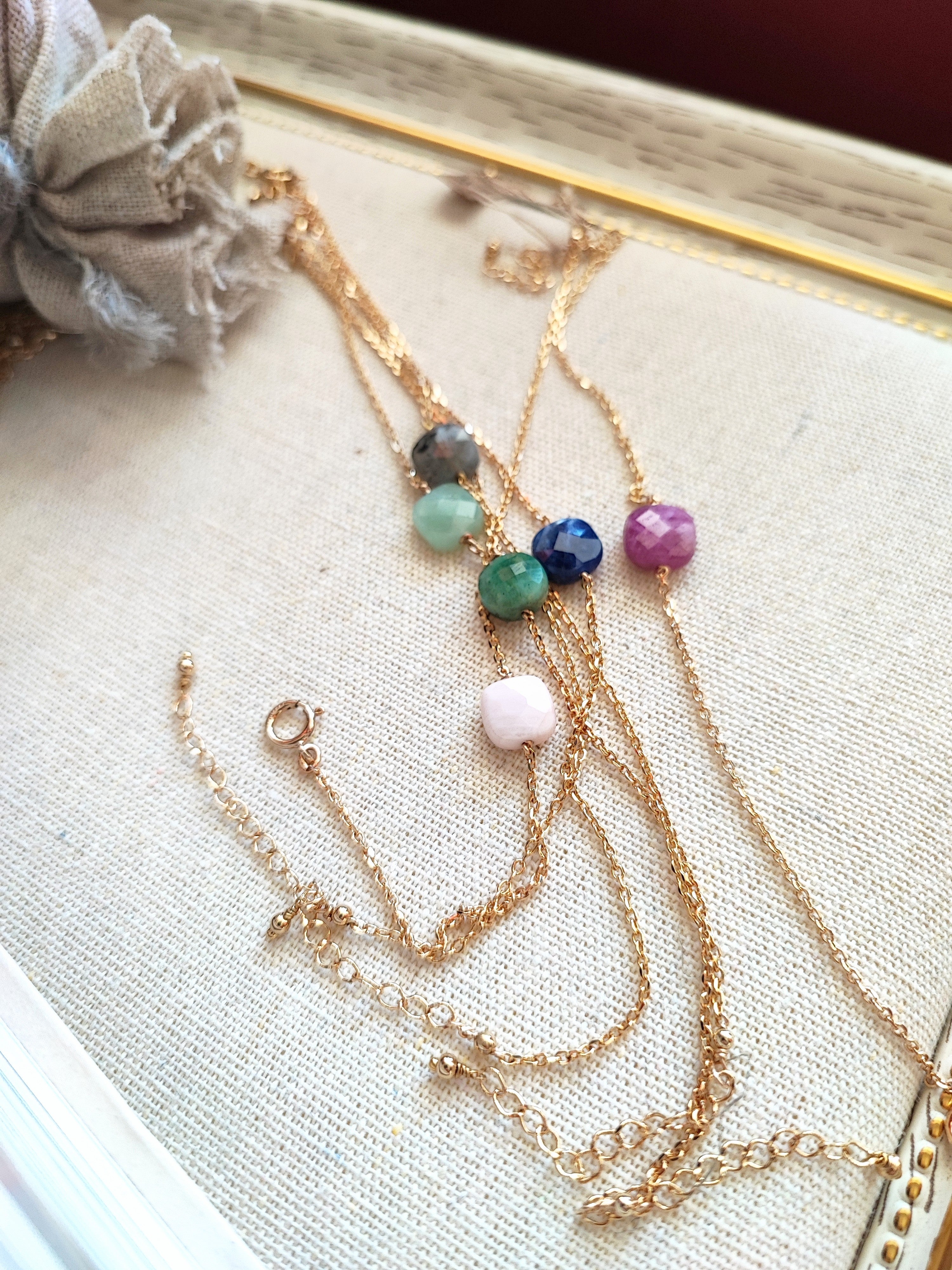 Ô PLUM SHENAA bracelet chaîne plaqué or rubis d'Inde