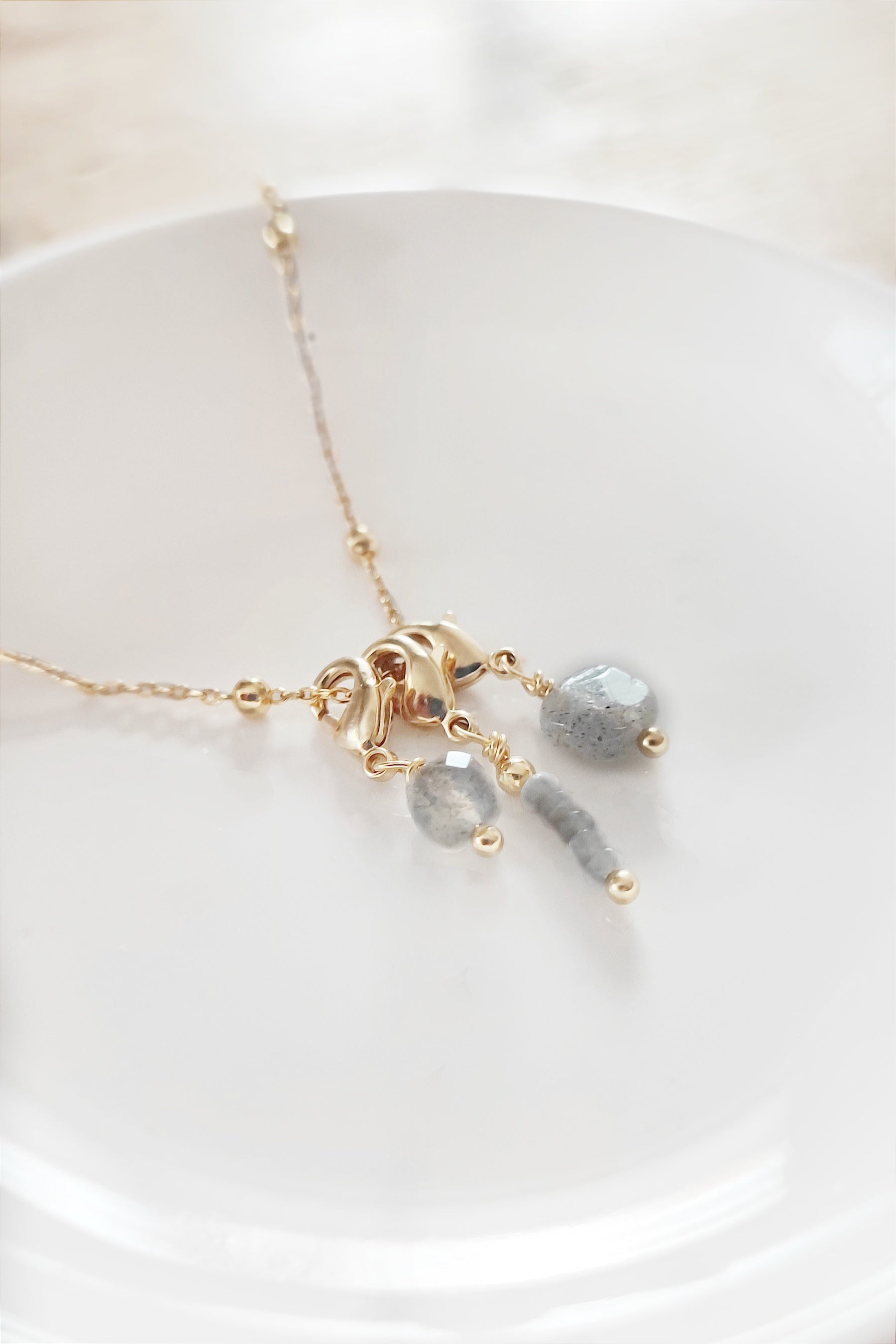 Ô Plum Breloques et Chaînes breloque tige quartz gris plaqué or 2,8 cm
