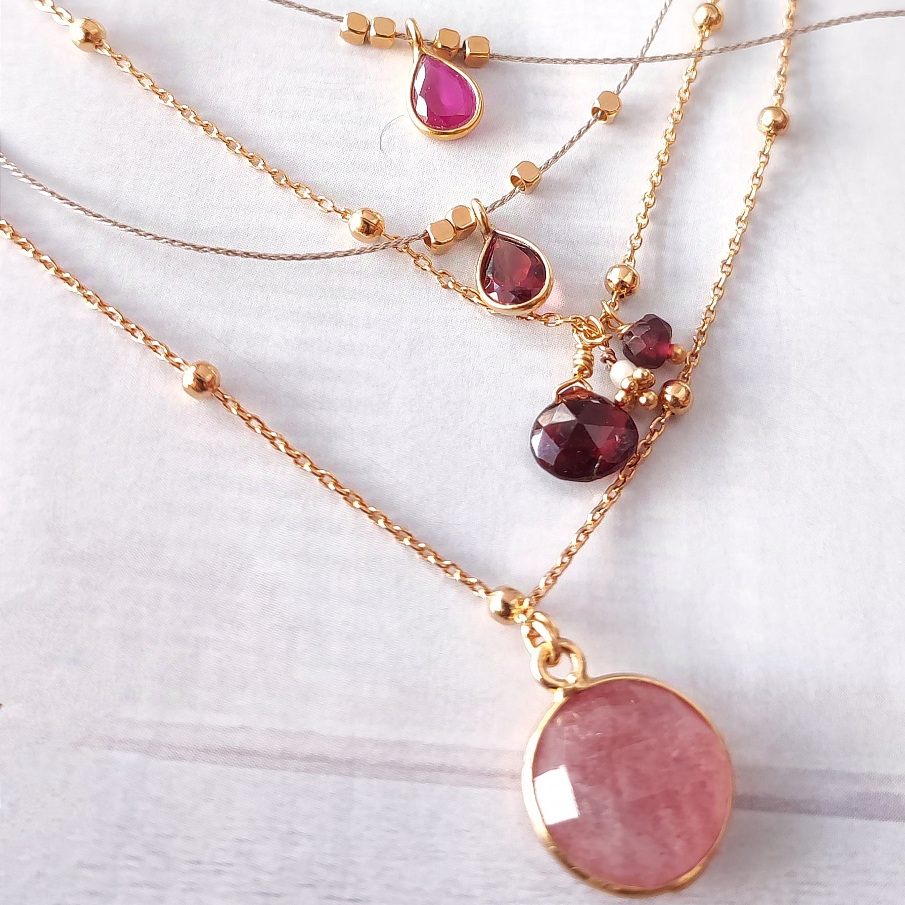 Ô PLUM Cordon Grenat goutte sertie collier plaqué or 42 cm
