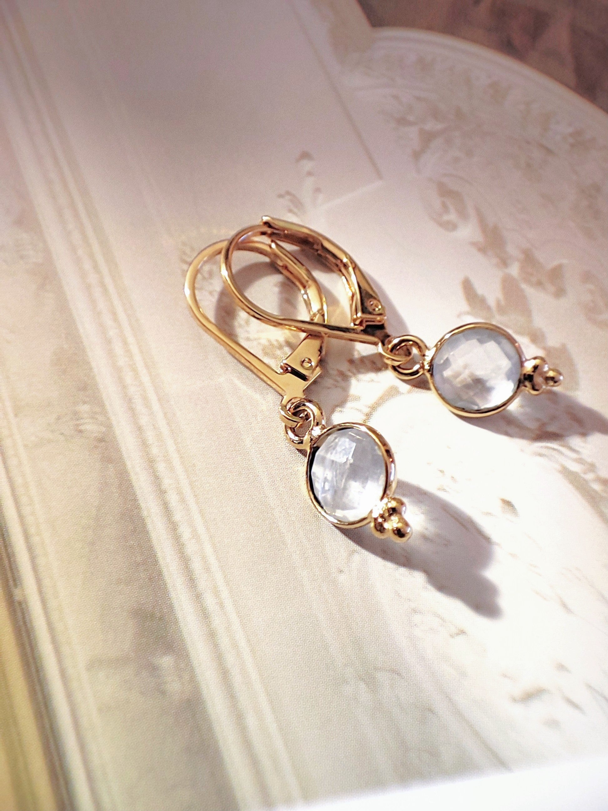 Ô PLUM Boucles Léonie pierre de lune boucles d'oreilles plaqué or