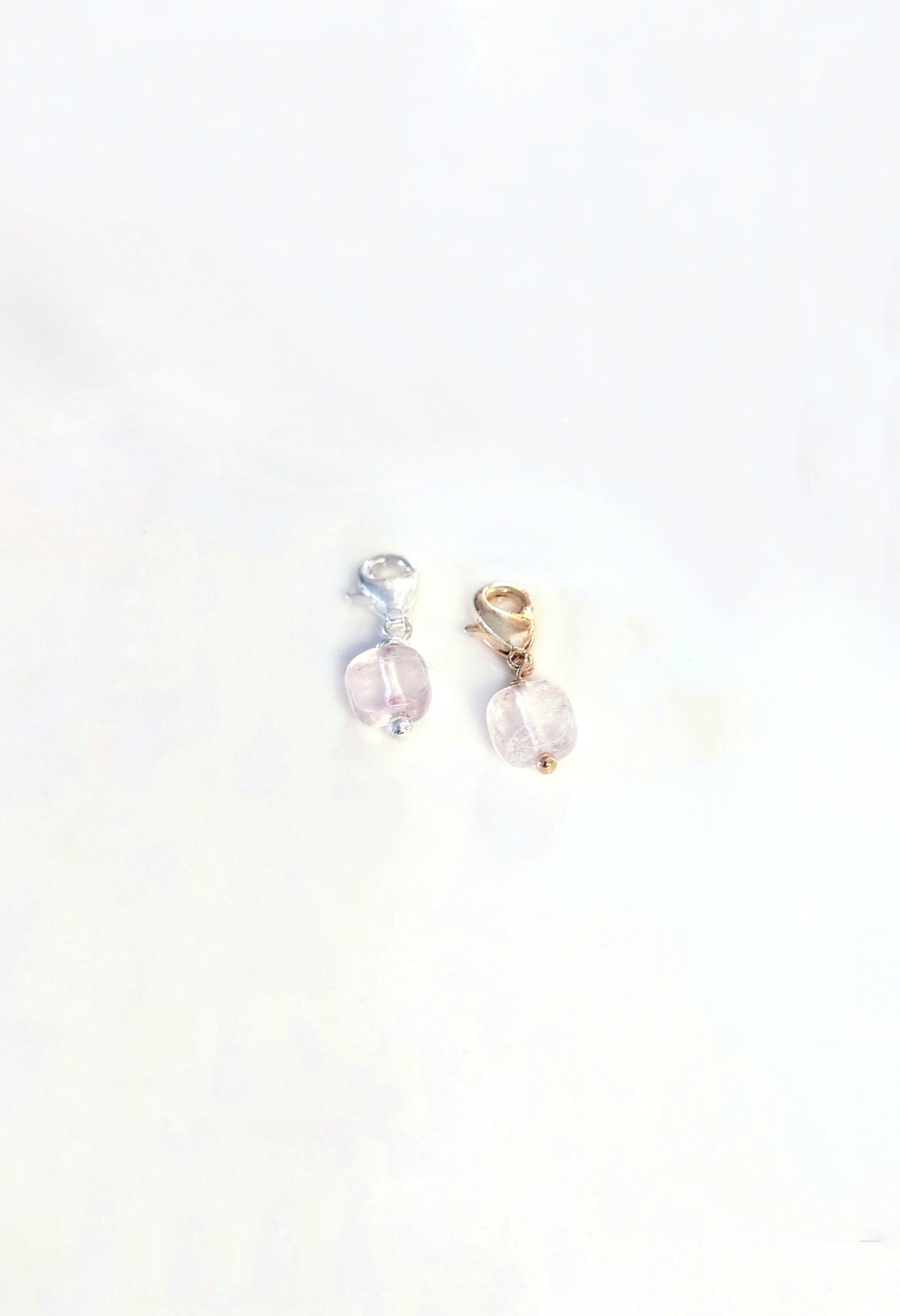 Ô PLUM Petit Quartz rose breloque charm plaqué or 2 cm