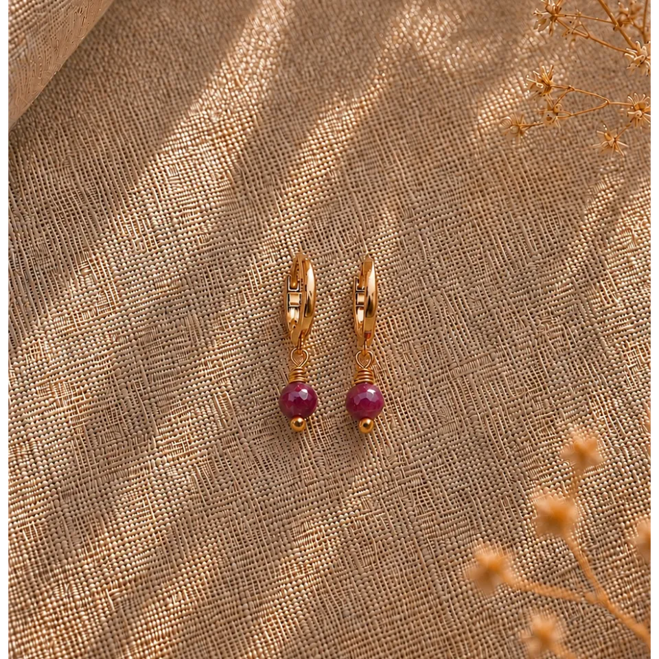 Ô PLUM Mini-créoles pastilles rubis boucles à la paire plaqué or