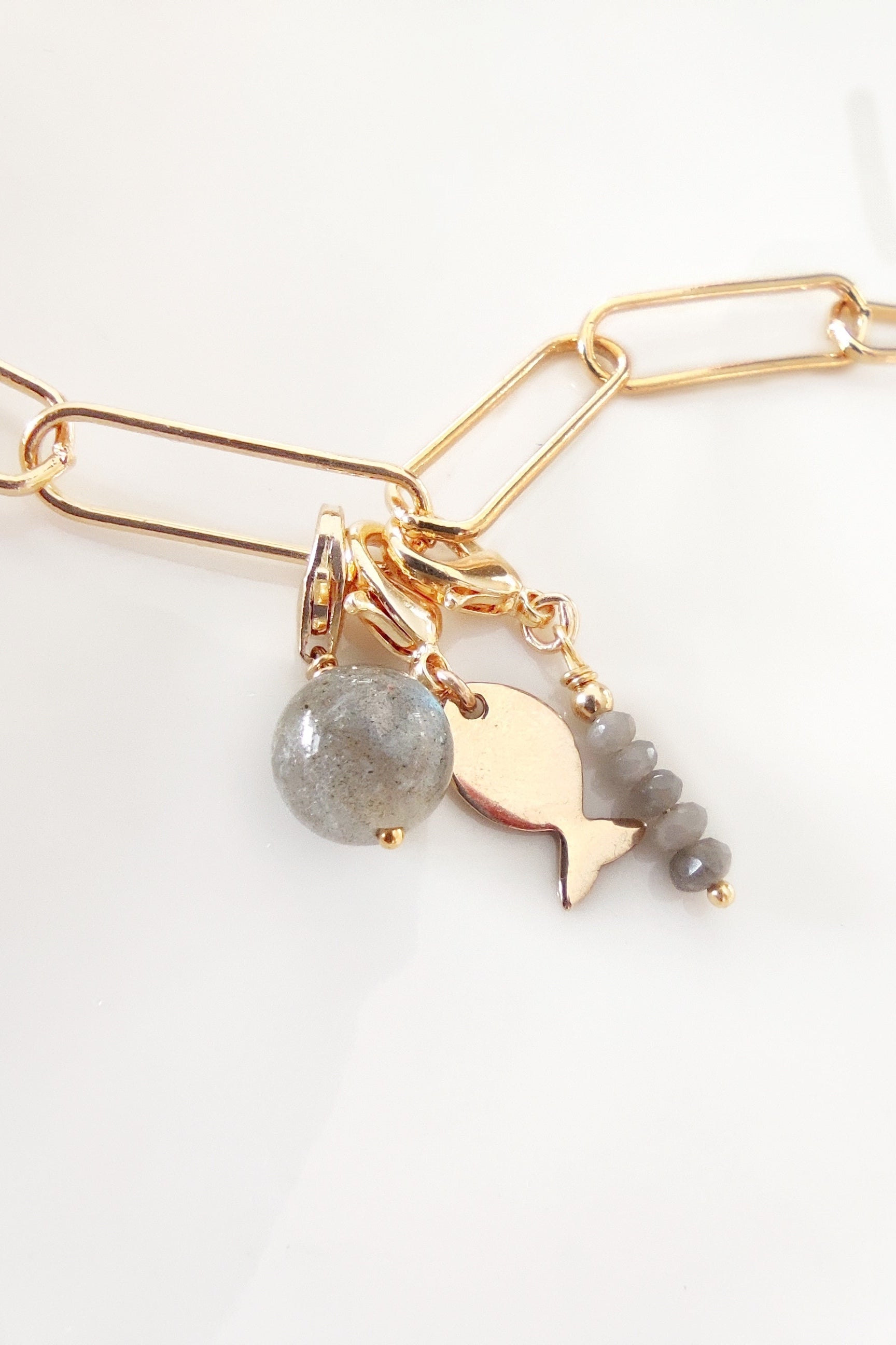 Ô Plum Breloques et Chaînes breloque tige quartz gris plaqué or 2,8 cm