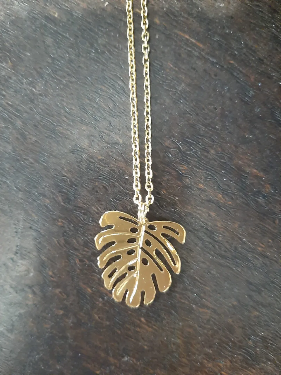 Les Ailes de Gloria Monstera collier sautoir plaqué or 45 cm