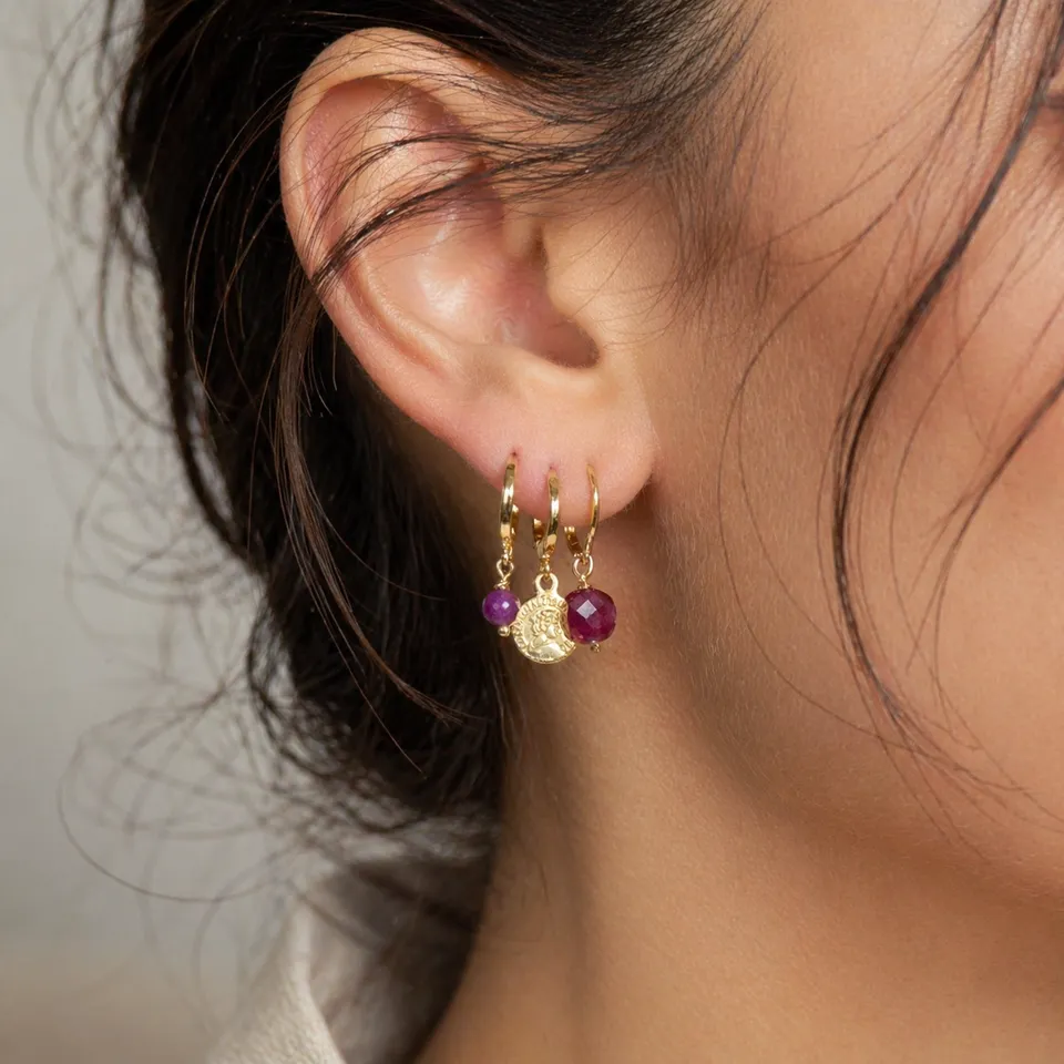 Ô Plum Charlie boucles d'oreilles rubis plaqué or créoles