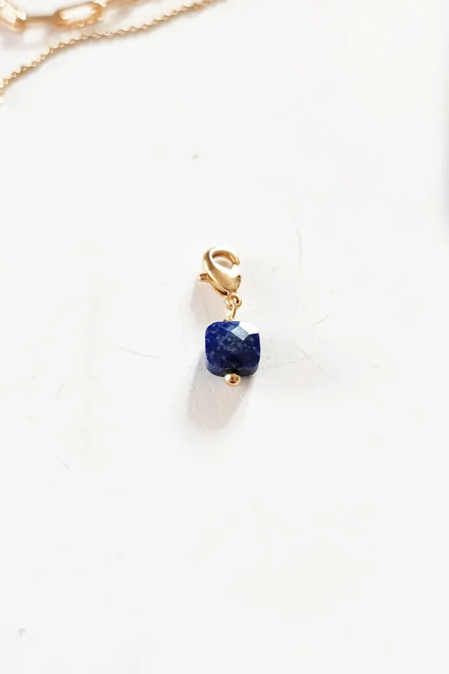 Ô PLUM Breloque petit lapis lazuli pendentif plaqué or 2 cm