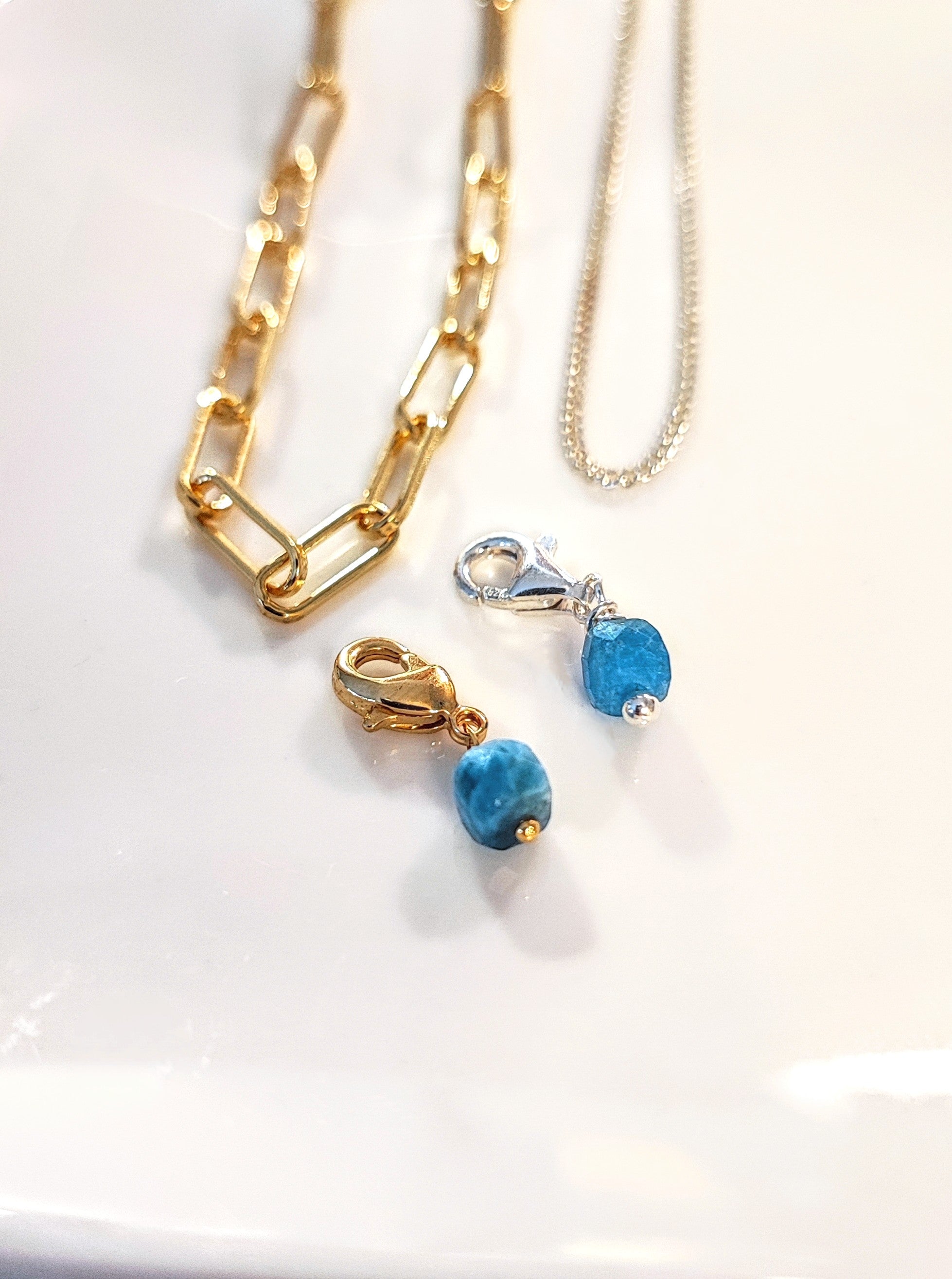 Ô PLUM Cube breloque apatite plaqué or pour collier