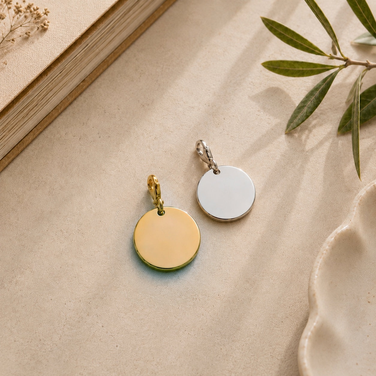 Ô PLUM Médaille ronde breloque plaqué or 2,8 cm