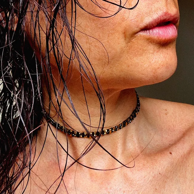 MAD SO CREATION Arya choker spinelle noir doré 32,5 cm
