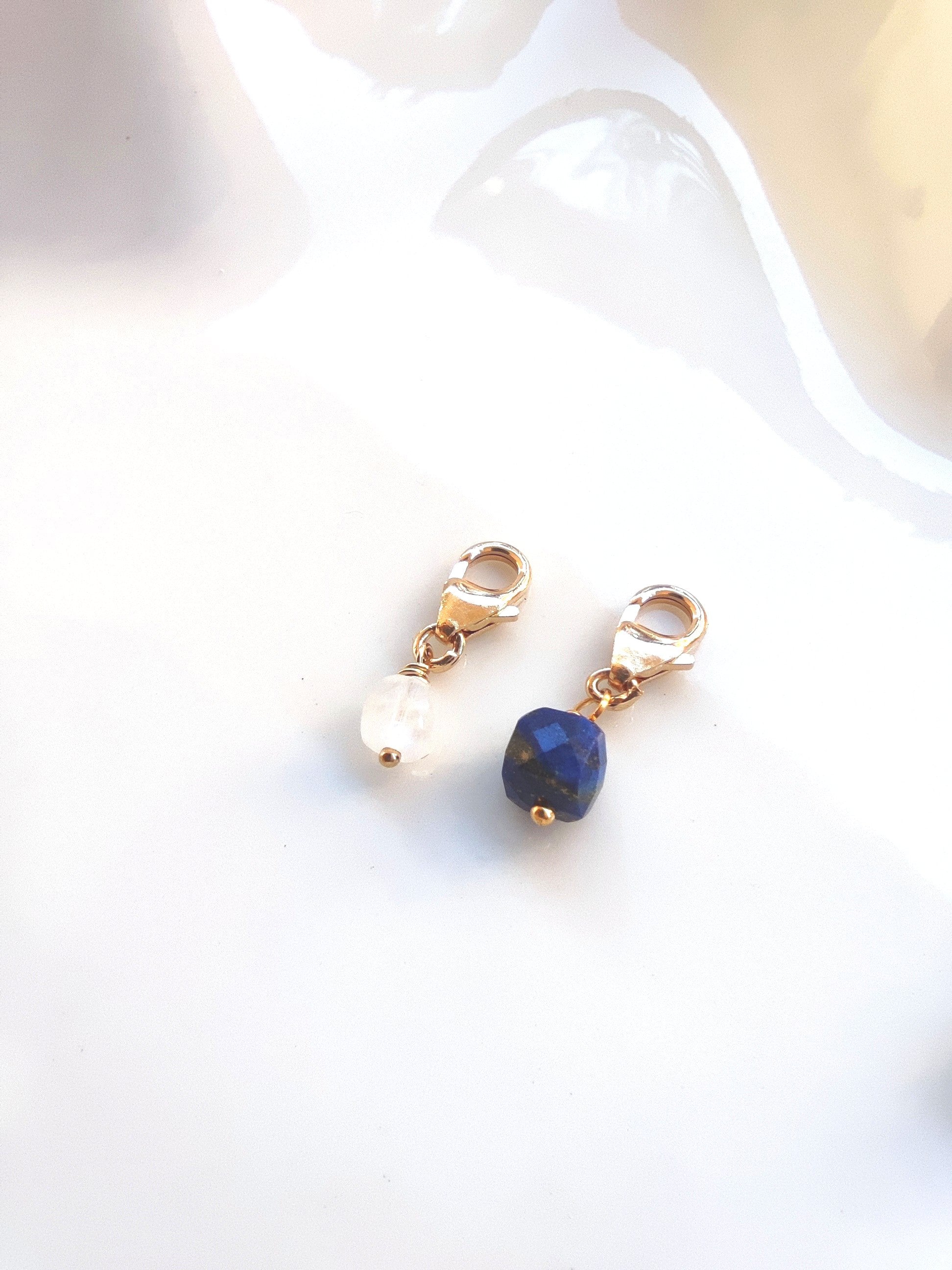 Ô Plum breloque cube lapis lazuli plaqué or pendentif