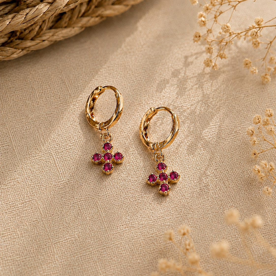 Ô PLUM Mini créoles fleurs zircon plaqué or la paire