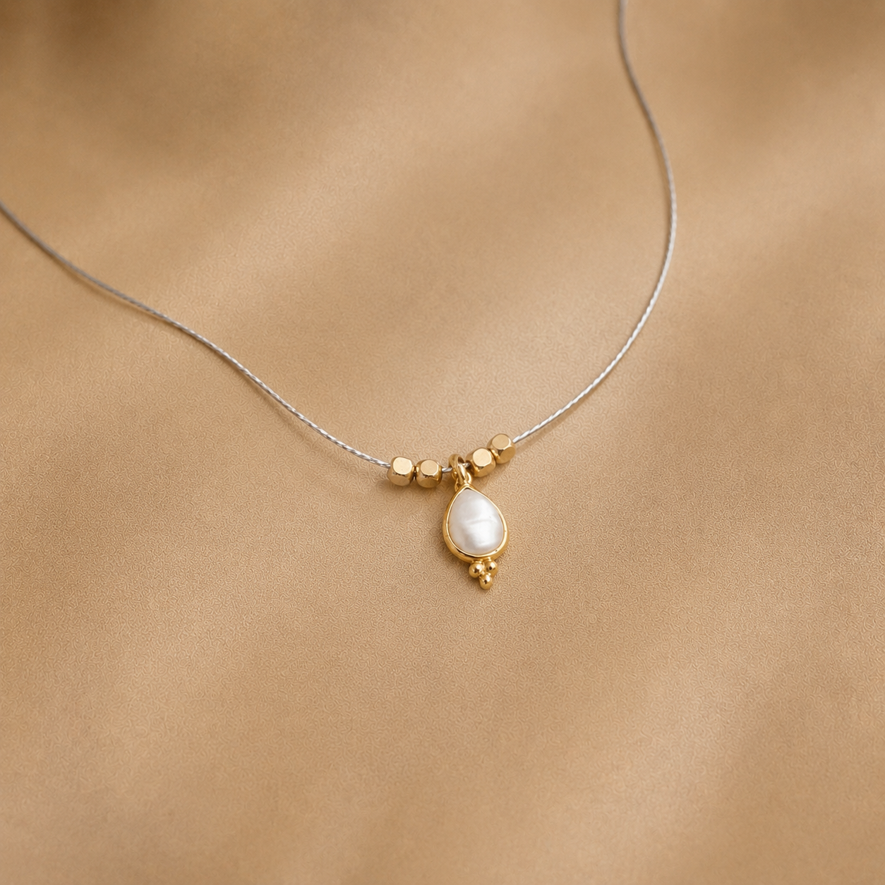 Ô PLUM Luz collier cordon perle goutte plaqué or 42 cm
