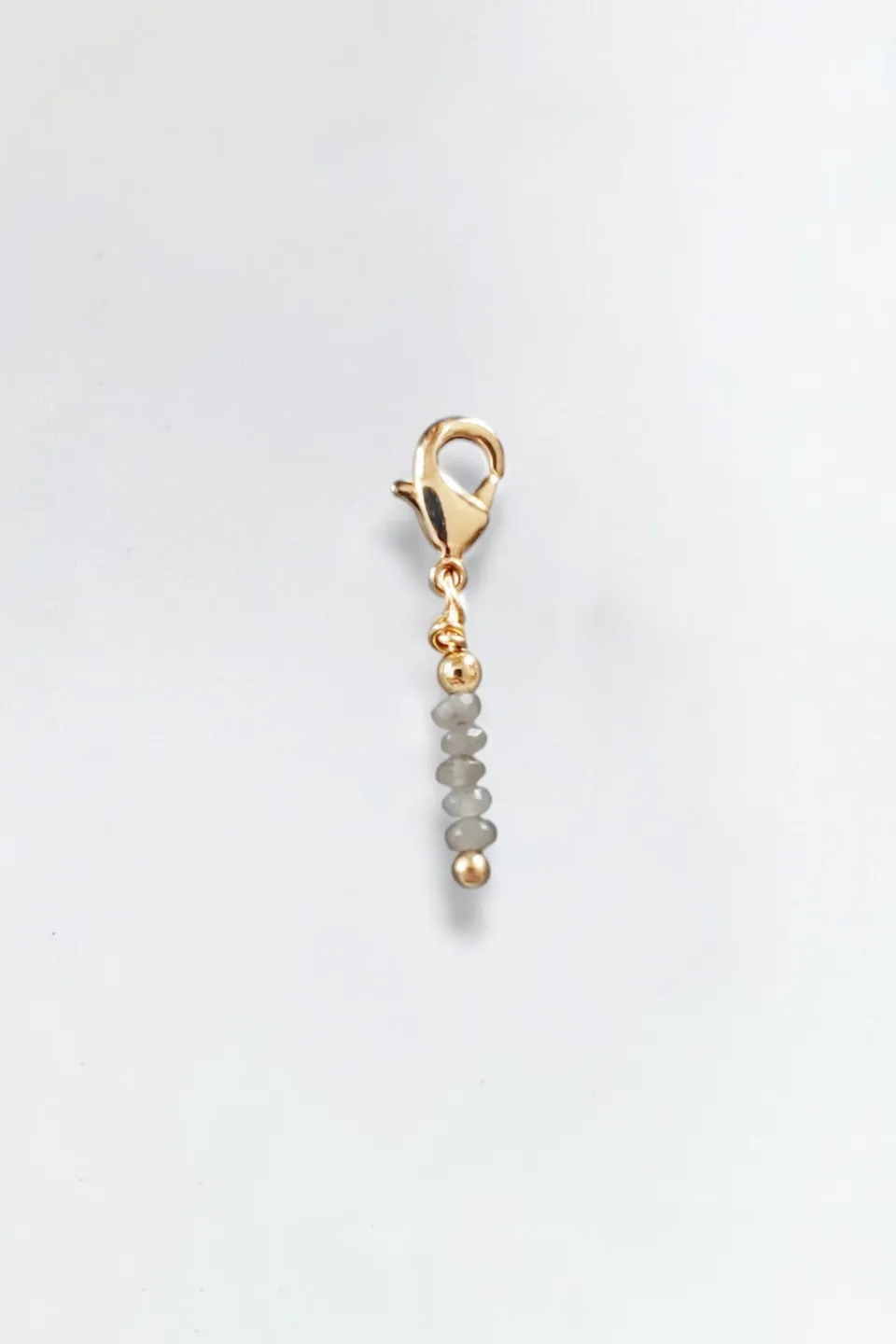 Ô Plum Breloques et Chaînes breloque tige quartz gris plaqué or 2,8 cm