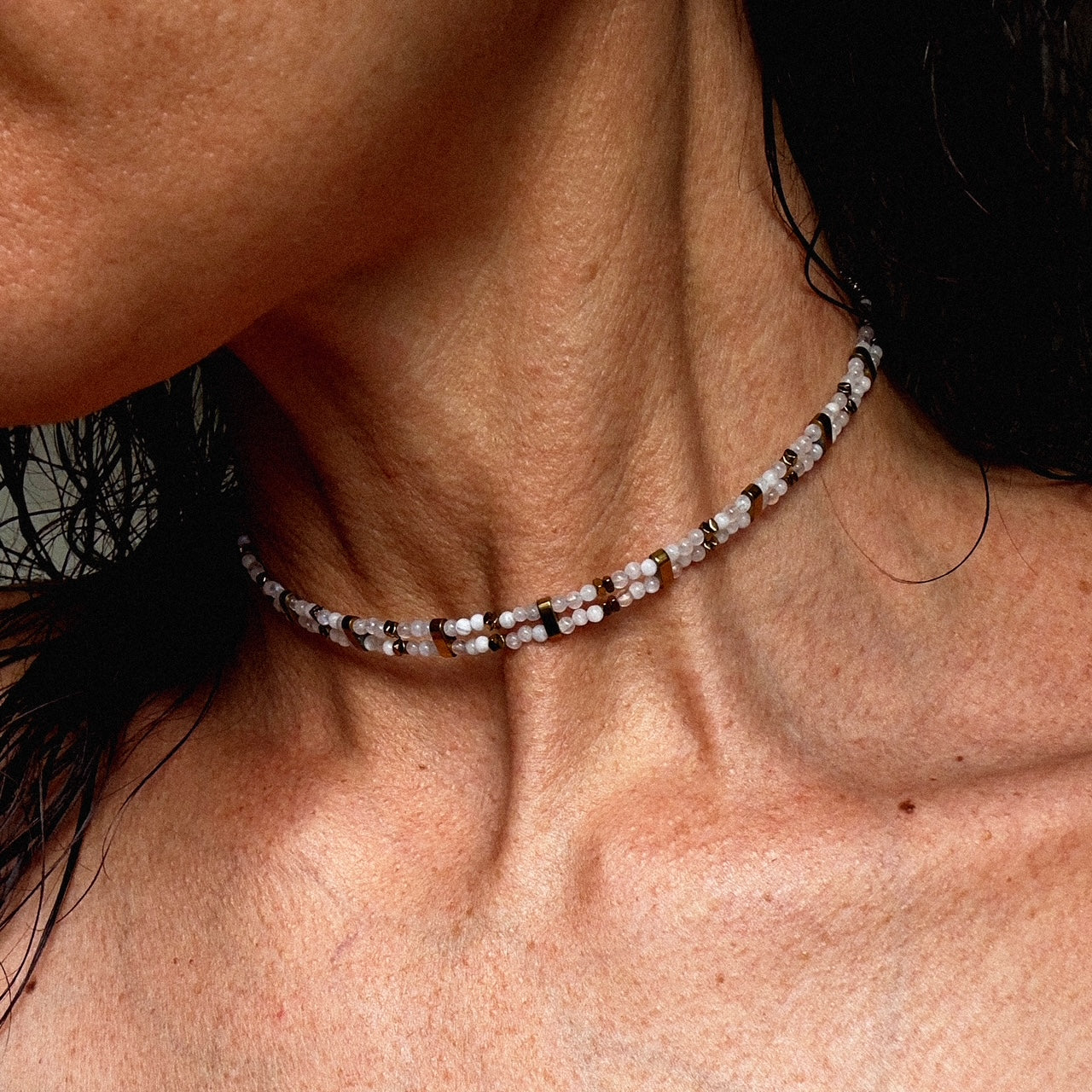 MAD SO CREATION Priya choker pierre de lune doré 33 cm
