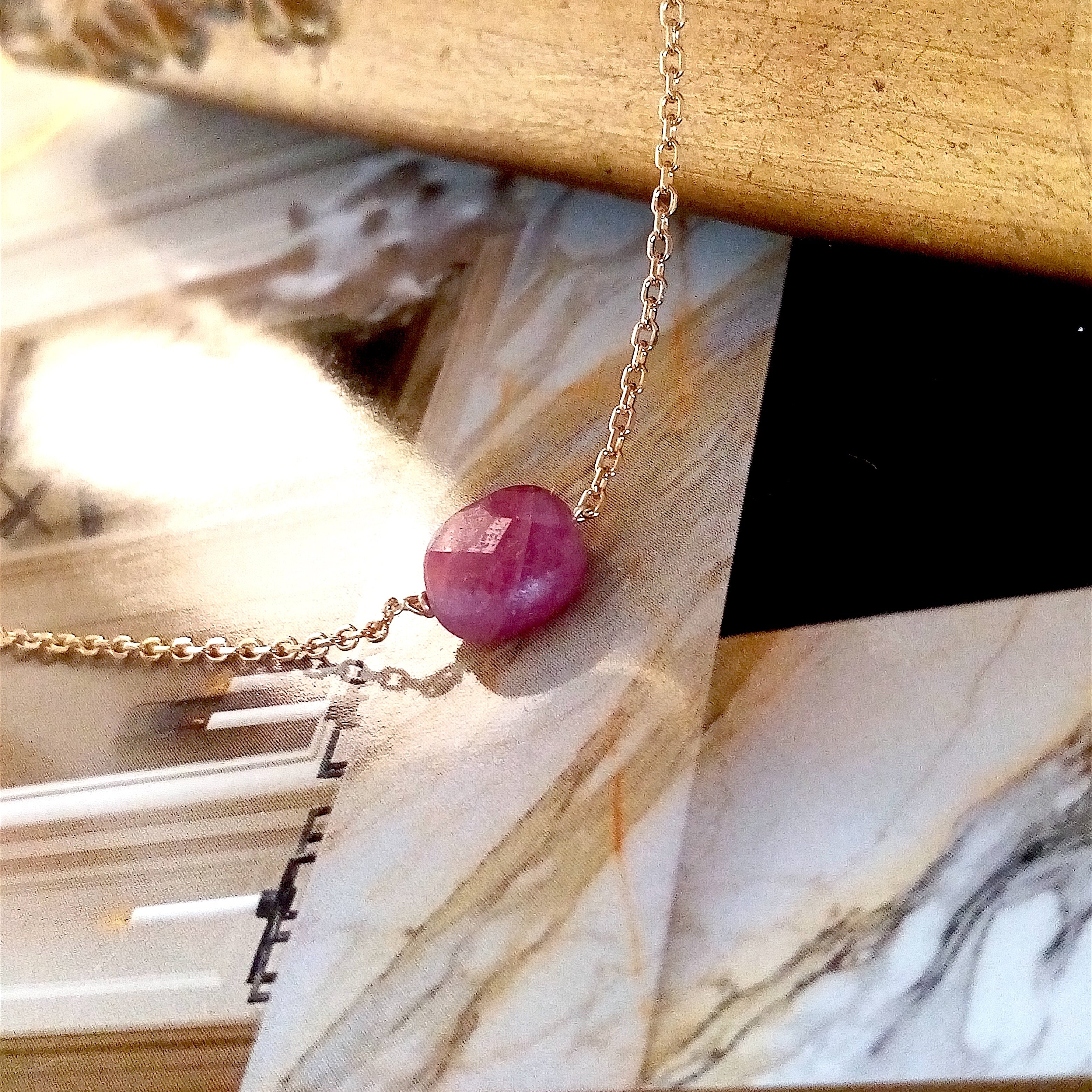 Ô PLUM SHENAA collier rubis Inde plaqué or 42/45cm