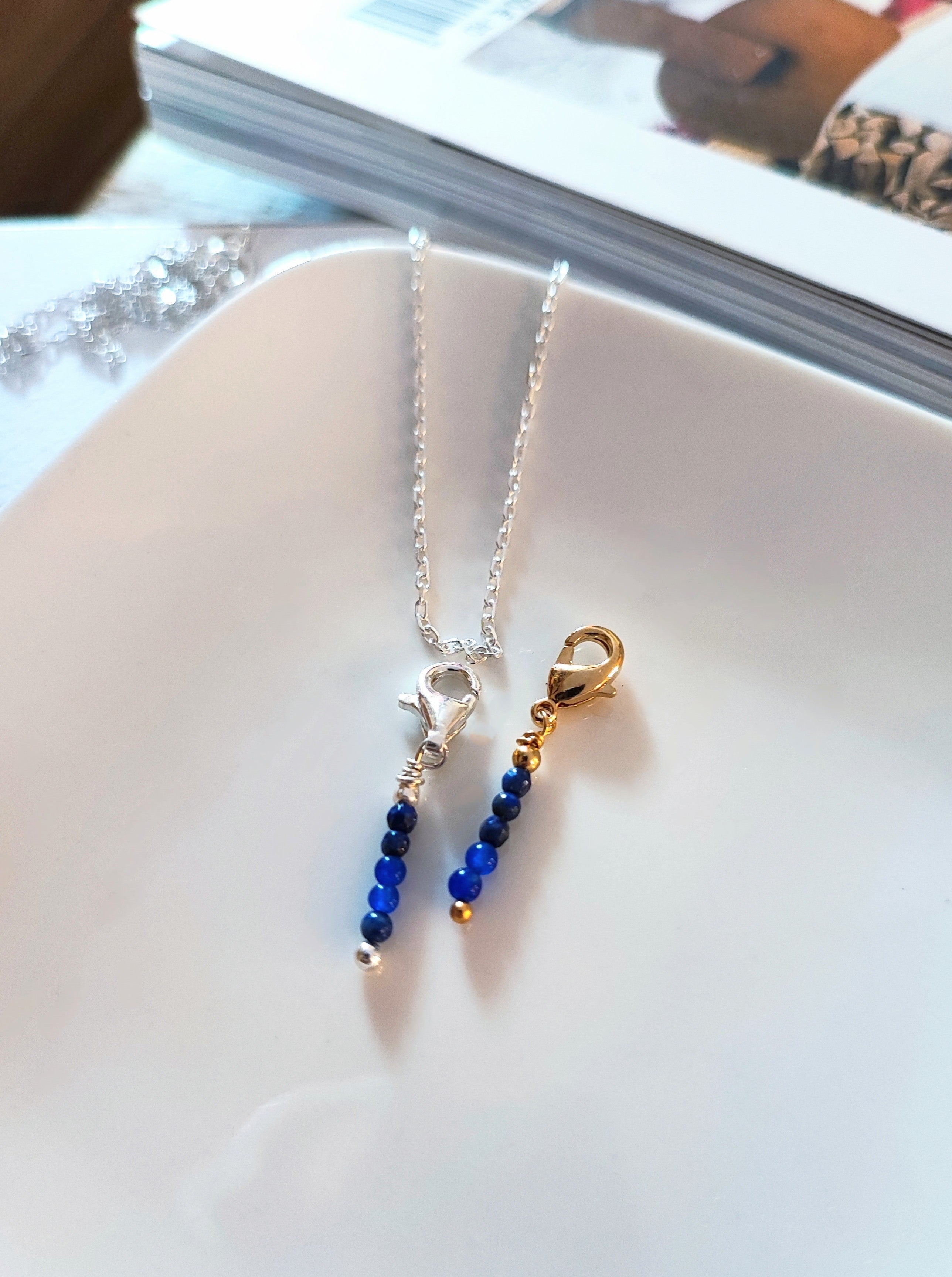 Ô PLUM Tige Lapis Lazuli breloque plaqué or 2,8 cm