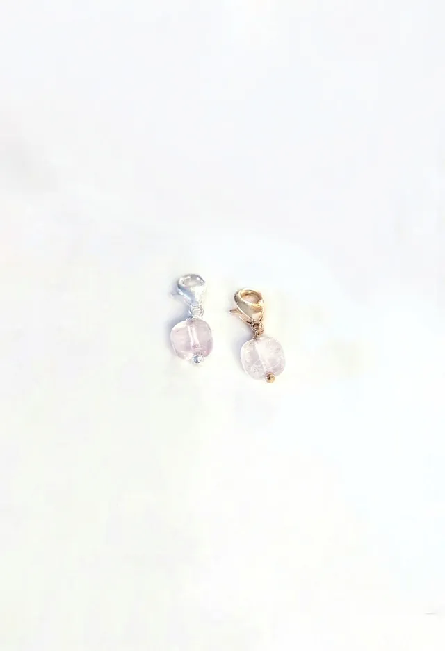 Ô PLUM Petit Quartz rose breloque charm plaqué or 2 cm