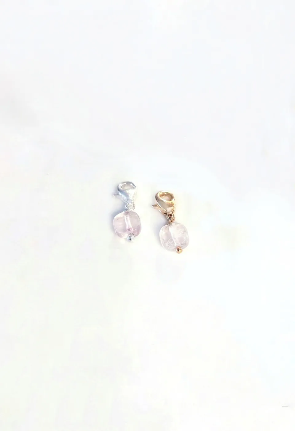 Ô PLUM Petit Quartz rose breloque charm plaqué or 2 cm