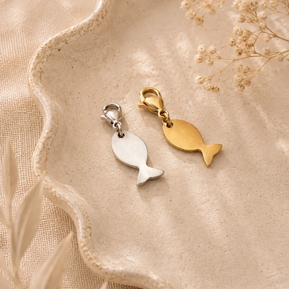 Ô PLUM Breloque Poisson charm plaqué or 2 cm
