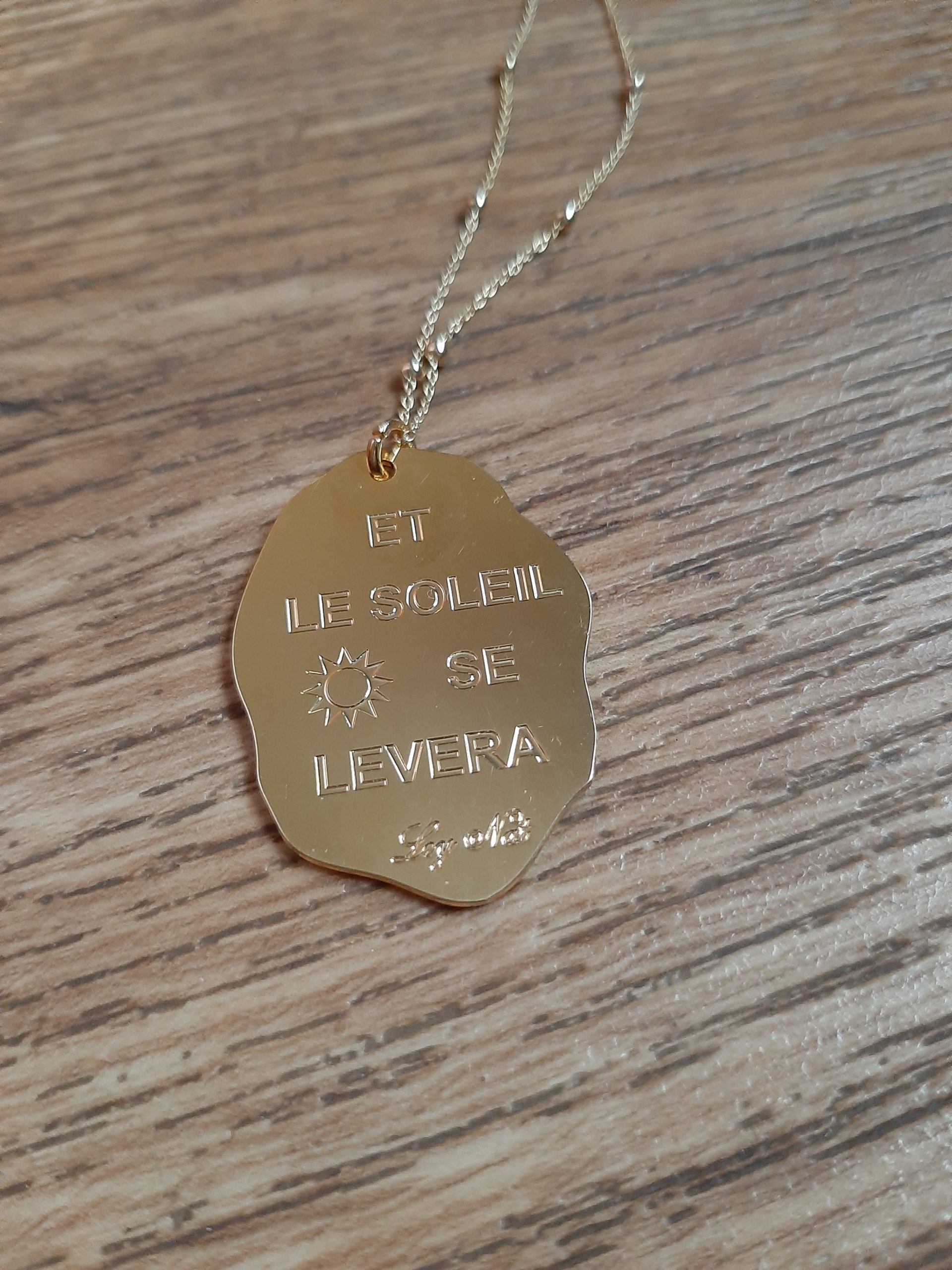 Les Ailes de Gloria Hugo Soleil collier médaille gravure