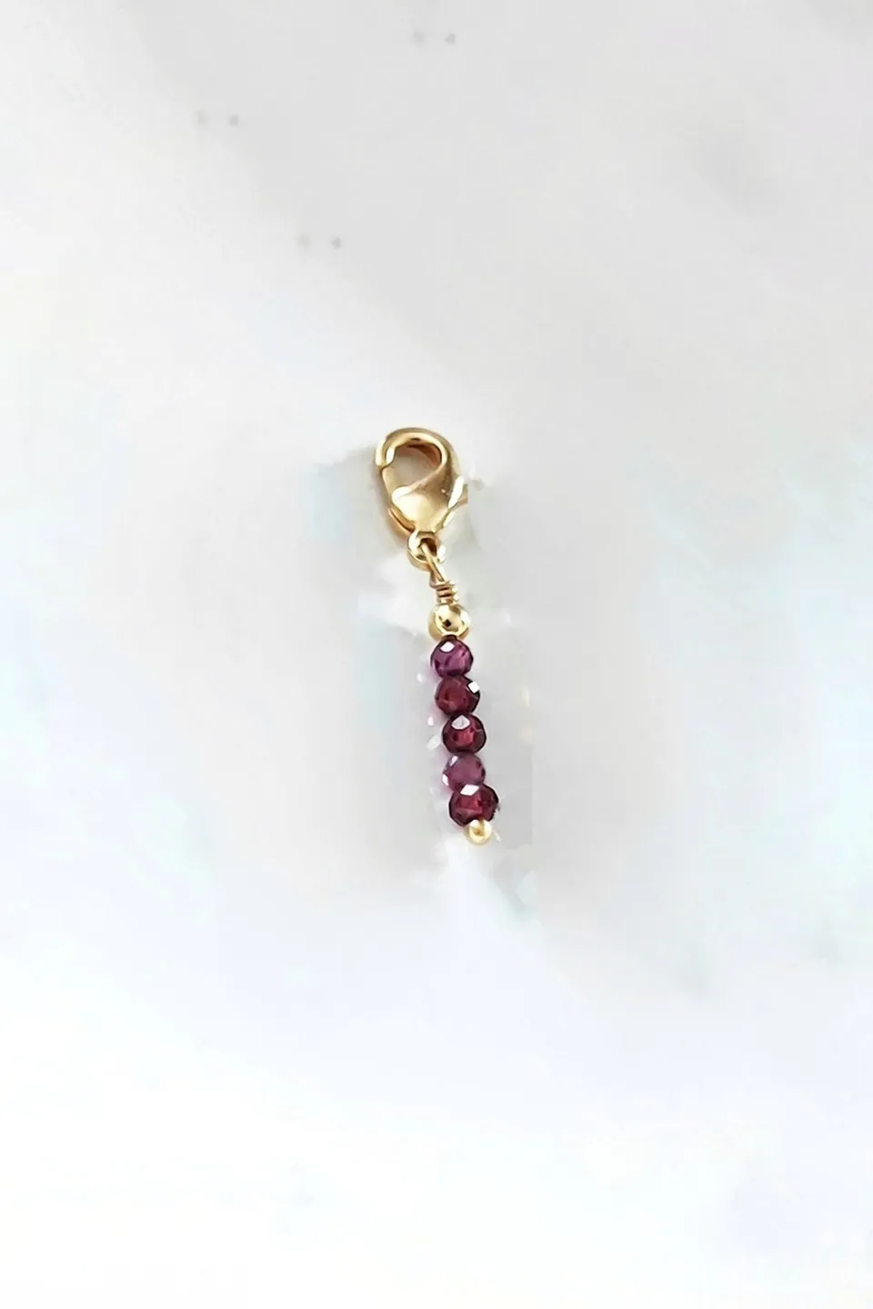 Ô PLUM Breloque tige grenats pendentif plaqué or 2,8 cm