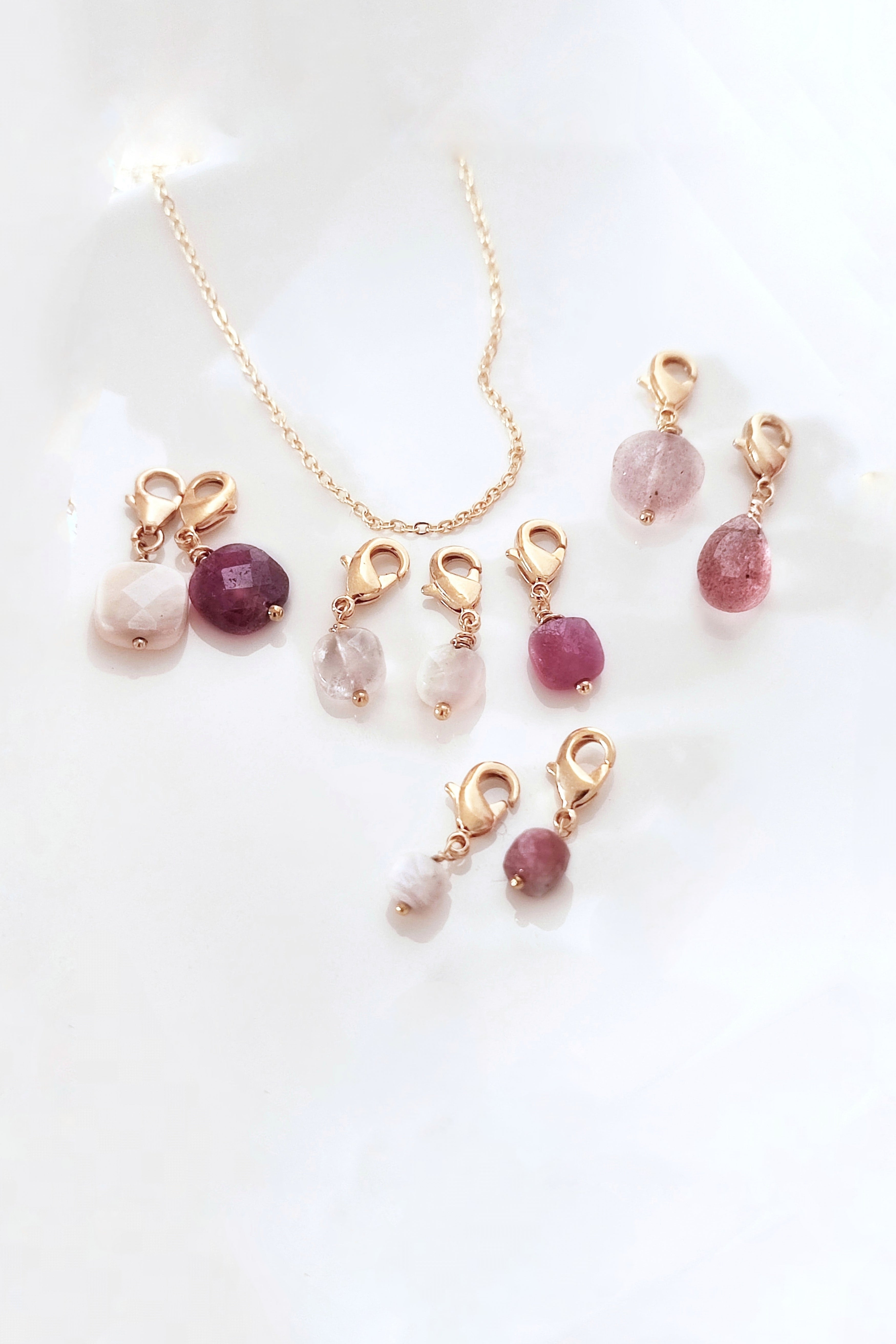 Ô PLUM Petit Rubis d’Inde breloque plaqué or créativité