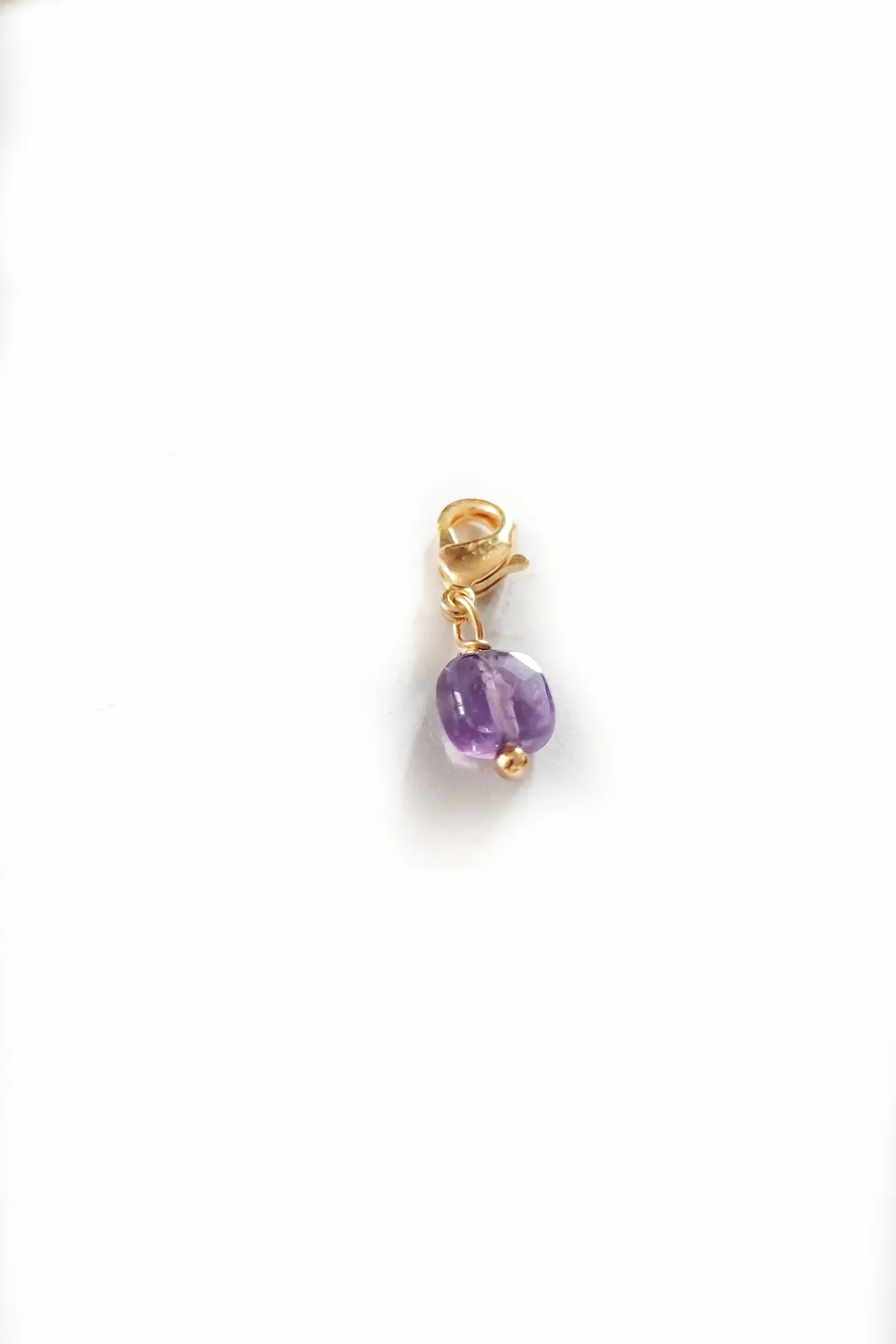 Ô PLUM Petite Améthyste breloque plaqué or 2 cm