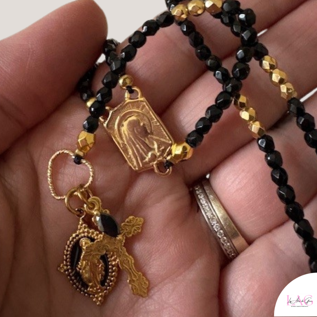 Les Ailes de Gloria Lux Aeterna collier sautoir chapelet long