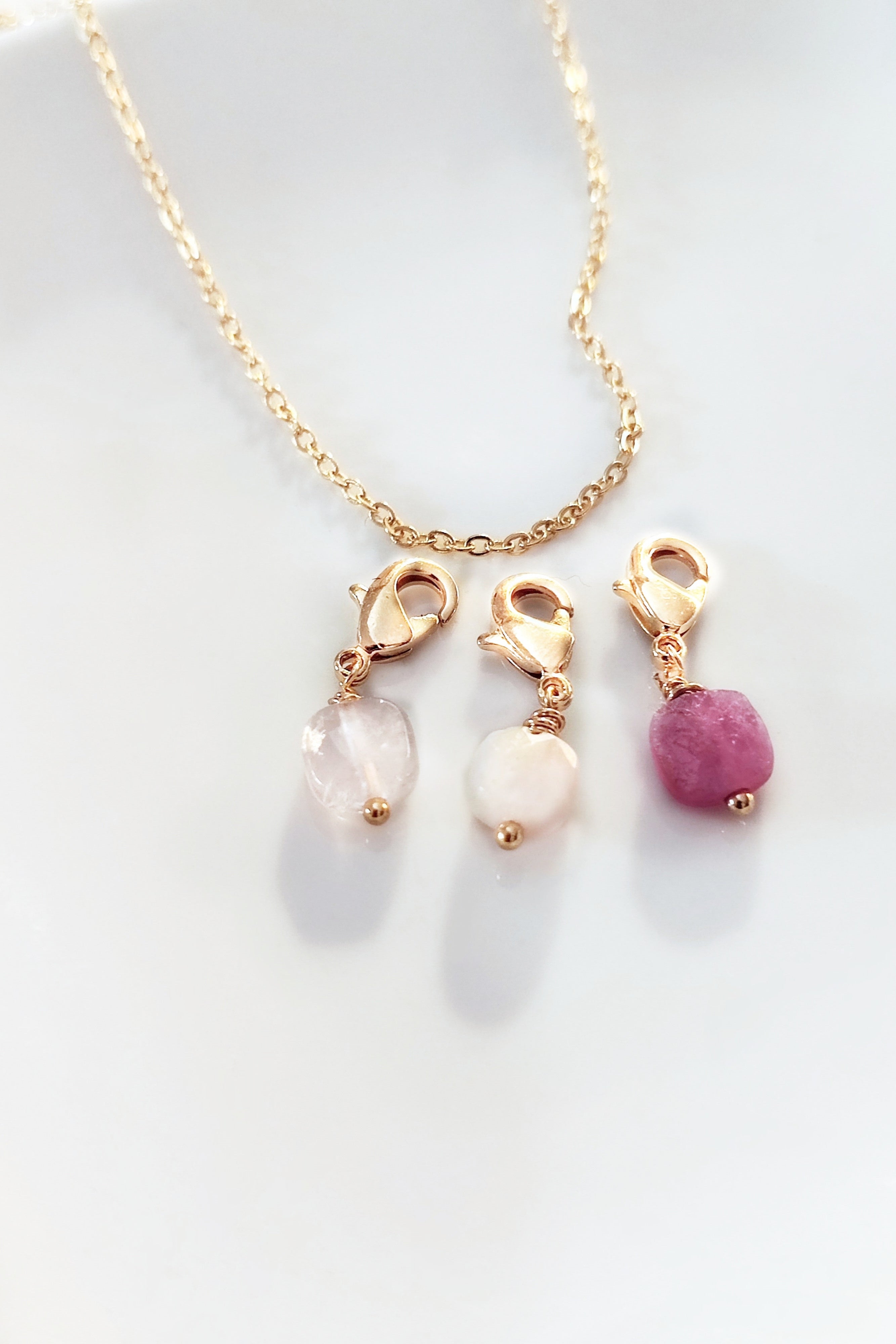 Ô PLUM Petit Rubis d’Inde breloque plaqué or créativité