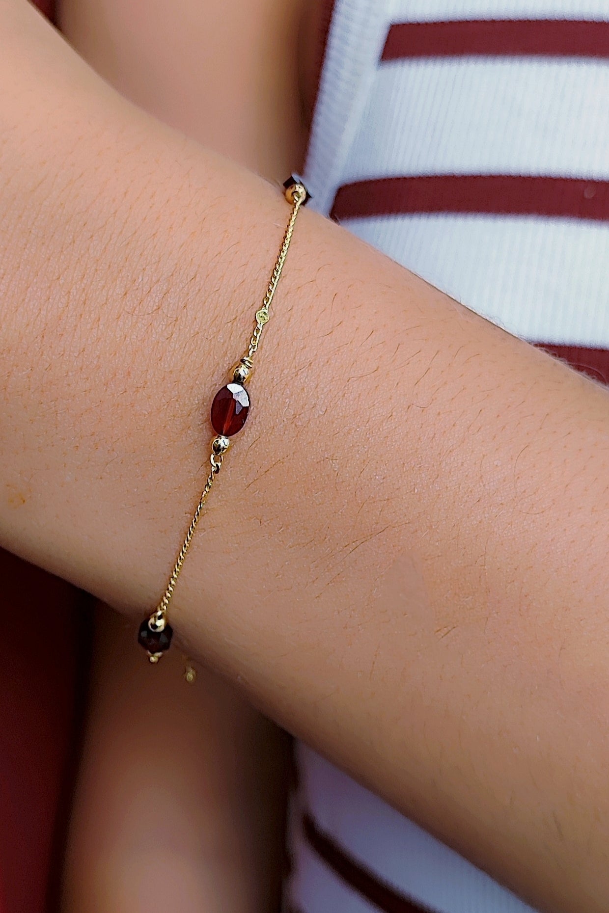 Ô PLUM Bracelet Trois Grenats chaîne 15/18 cm plaqué or