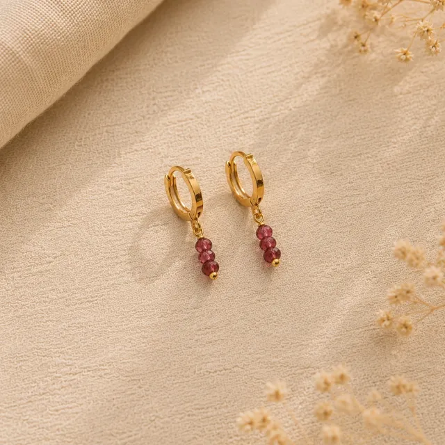 Ô PLUM Mini Créoles Tige Grenat 2,4 cm plaqué or paire